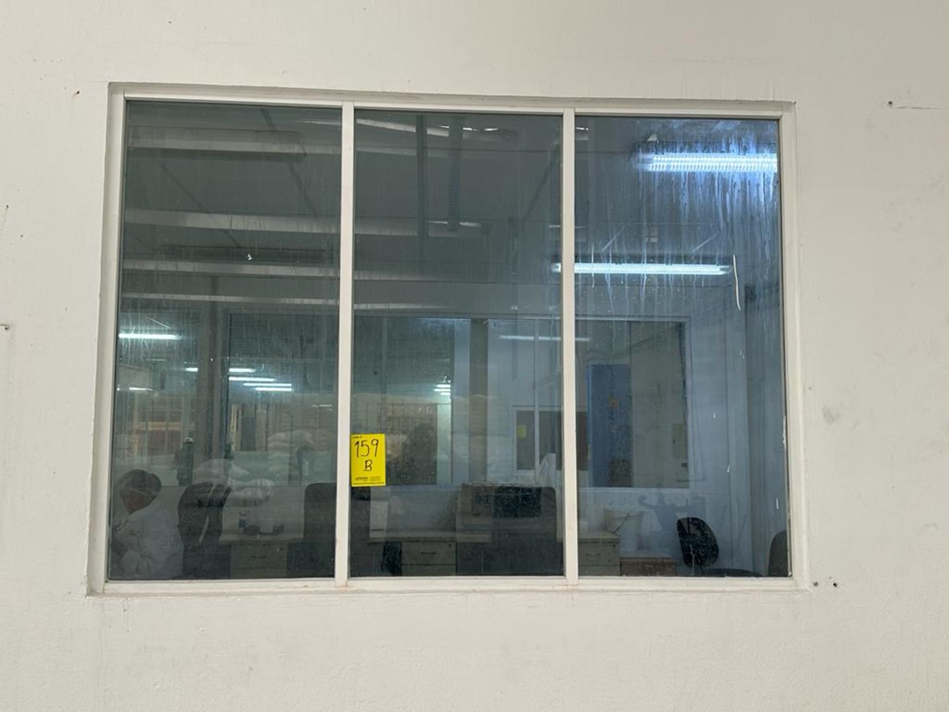 Lot consisting of: 1 aluminum window with glass - Image 18 of 20