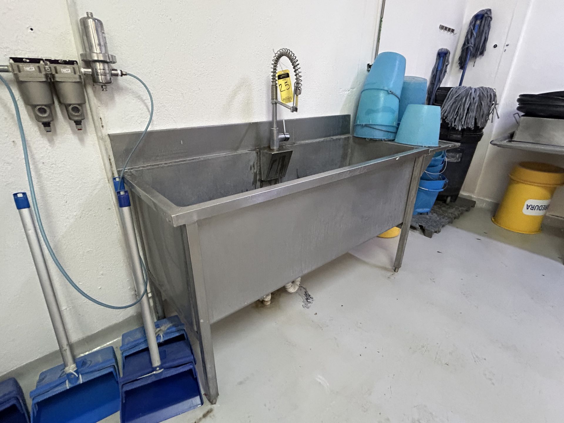 1 stainless steel sink, 2 x 0.60 m approx, includes water mixer, (without contents); includes 2 she - Image 3 of 14