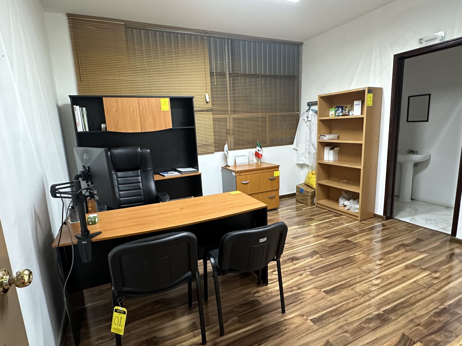 Lot of office furniture includes: 1 Desk in brown wood measures approximately 1.50 x 0.60 x 0.75 m;