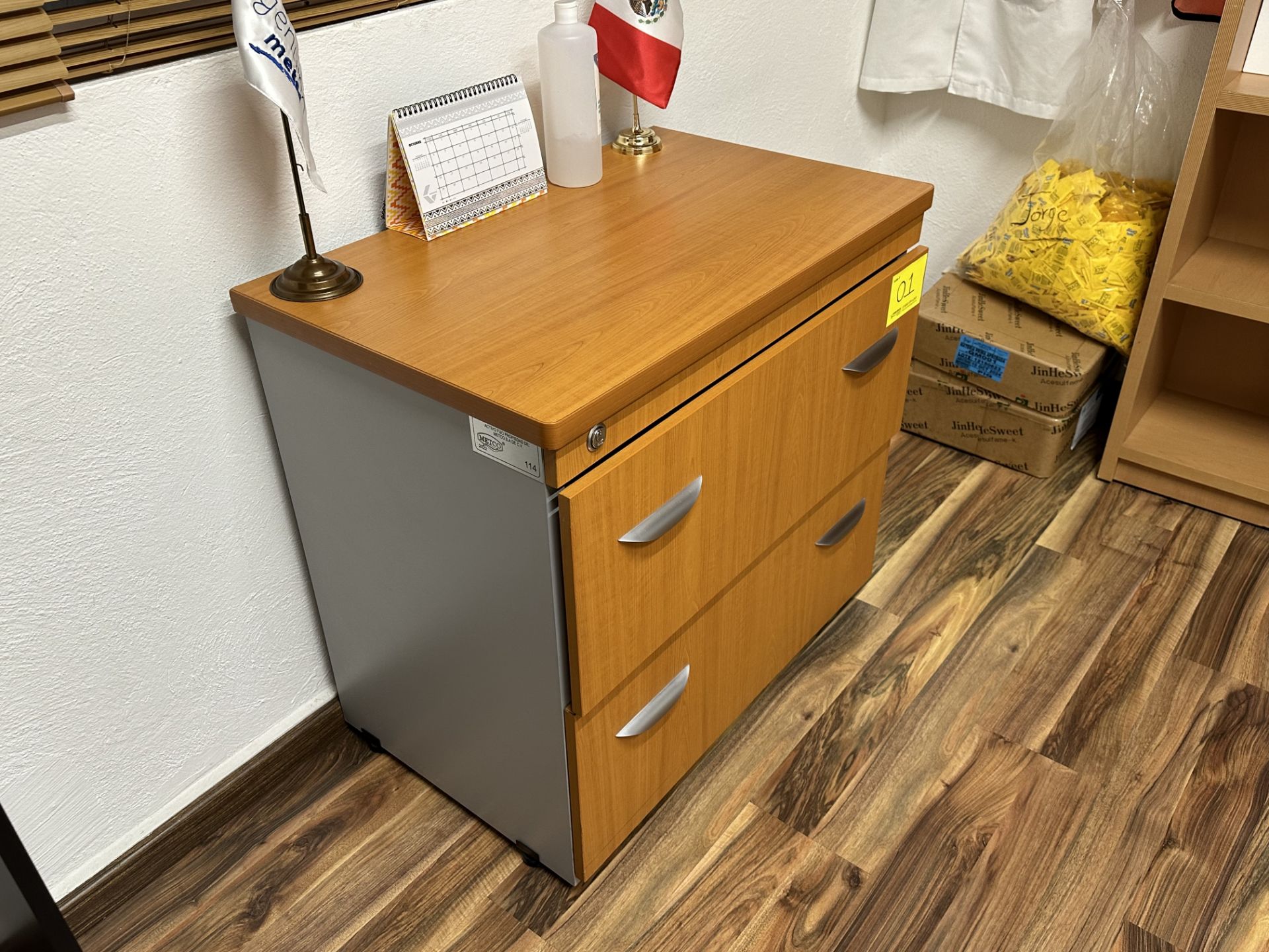Lot of office furniture includes: 1 Desk in brown wood measures approximately 1.50 x 0.60 x 0.75 m; - Image 11 of 18