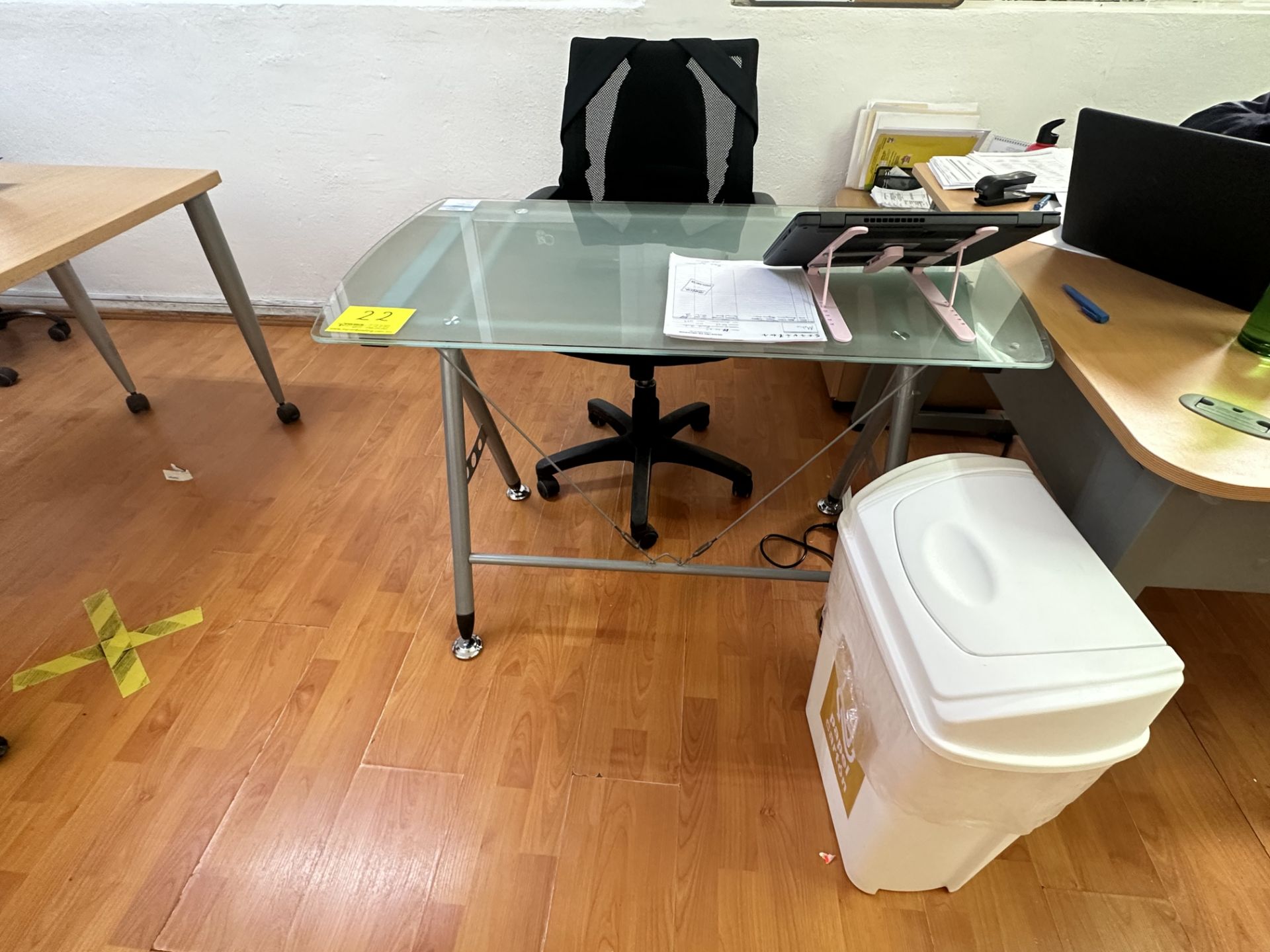 Lot of office furniture includes: 1 Wooden desk with glass cover approx. 1.50 x 0.90 x 73 m; 1 Wood - Image 10 of 37