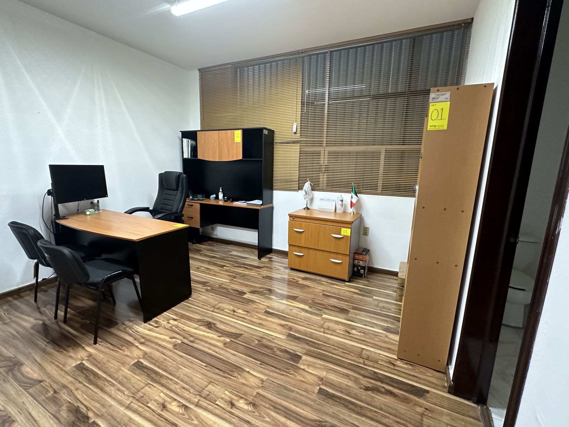 Lot of office furniture includes: 1 Desk in brown wood measures approximately 1.50 x 0.60 x 0.75 m; - Image 2 of 18