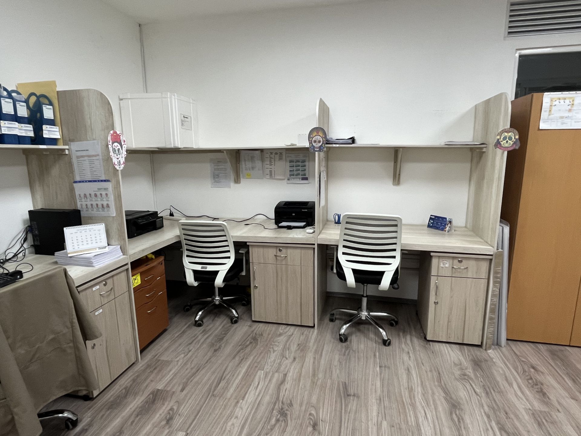 Lot of office furniture includes: 1 wooden furniture in "U" with 7 workstations with shelf and fili - Image 8 of 24