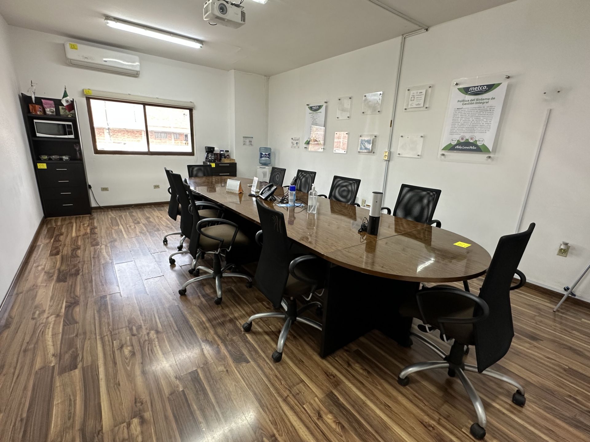Lot of office furniture includes: 1 Boardroom table in brown wood measuring approximately 4.30 x 1. - Image 2 of 18