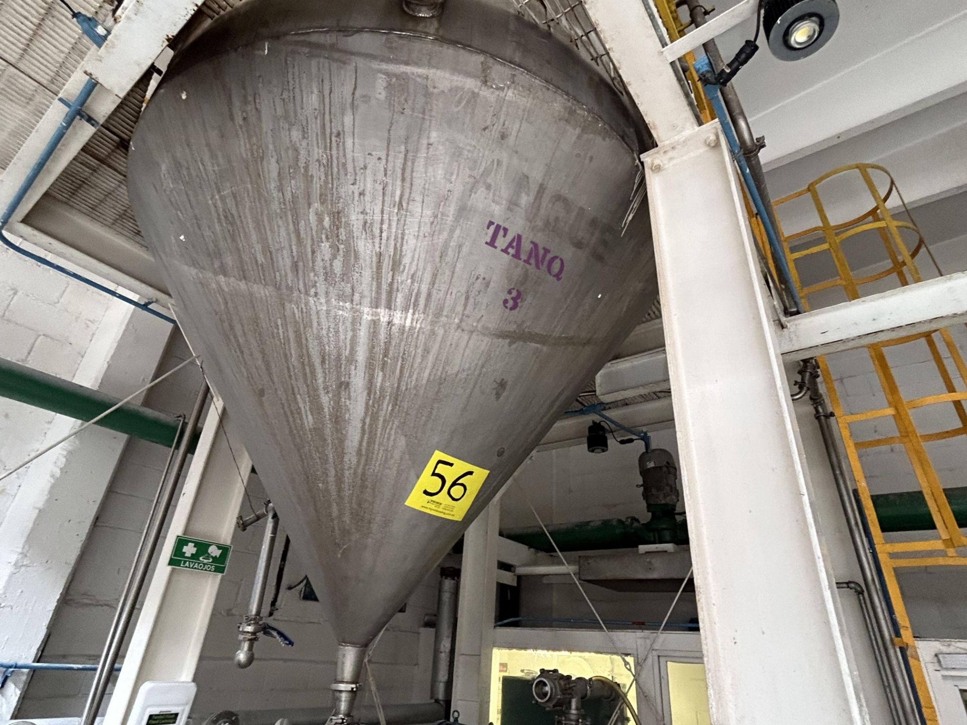 Stainless steel tank AISI-304 conical with measures of 2.80 m high x 2.50 m diameter approx. / Tanq