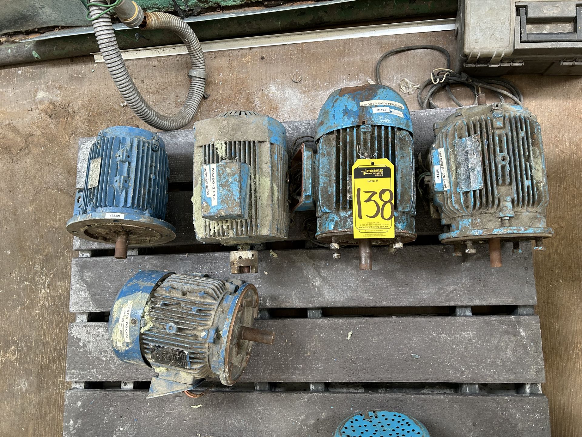 Lot of 5 motors of different capacities, please inspect. / Lote conformado por 5 motores de difere