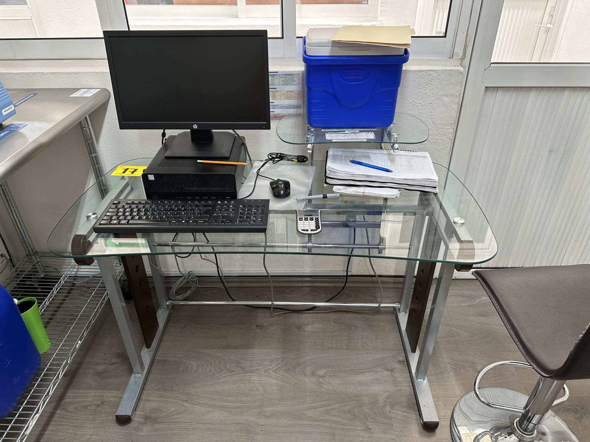 1 desk with metal base and glass top measures approximately 1.20 x 0.70 x 0.86 m; 1 storage cabinet - Image 4 of 11