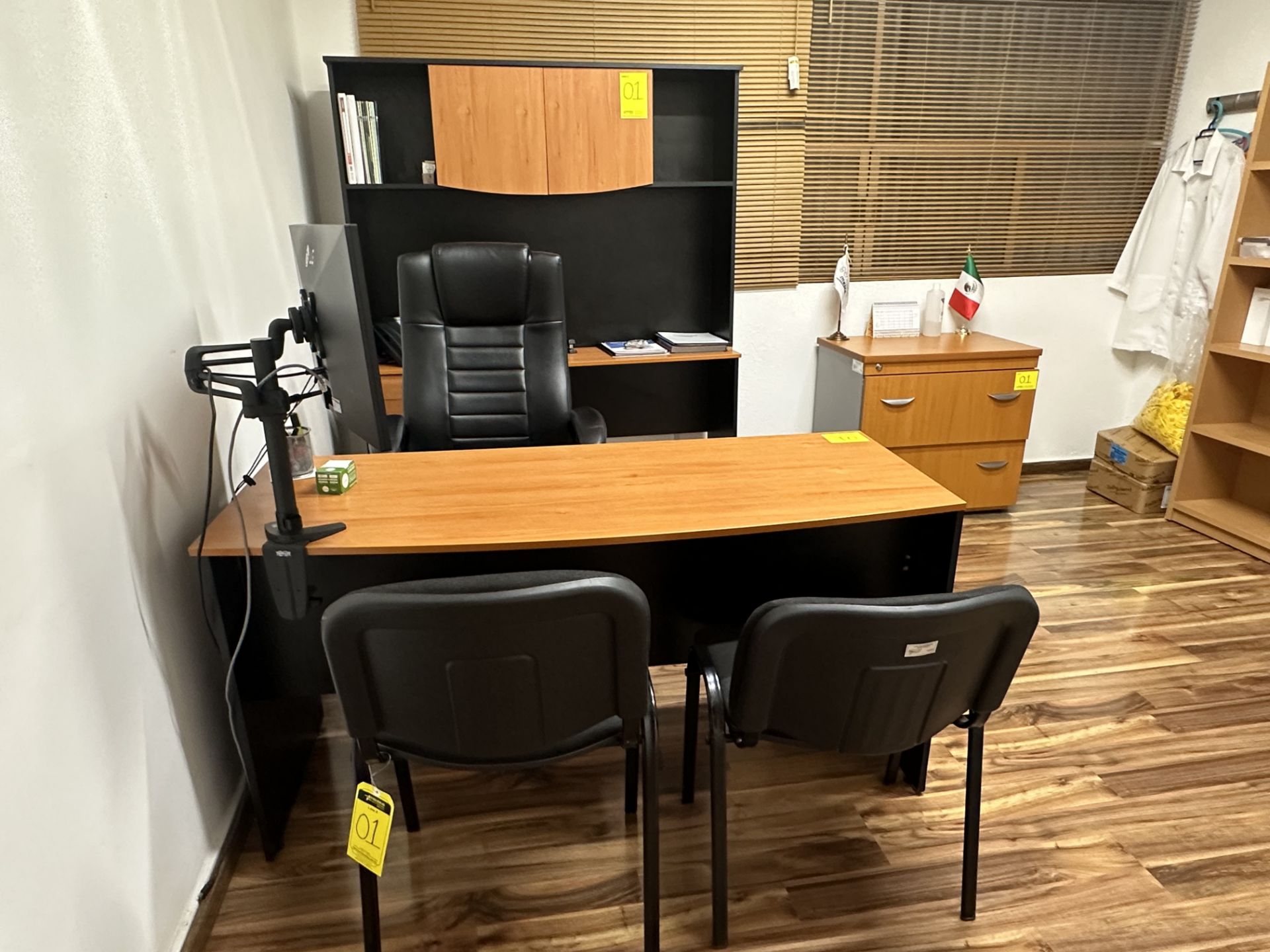 Lot of office furniture includes: 1 Desk in brown wood measures approximately 1.50 x 0.60 x 0.75 m; - Image 6 of 18