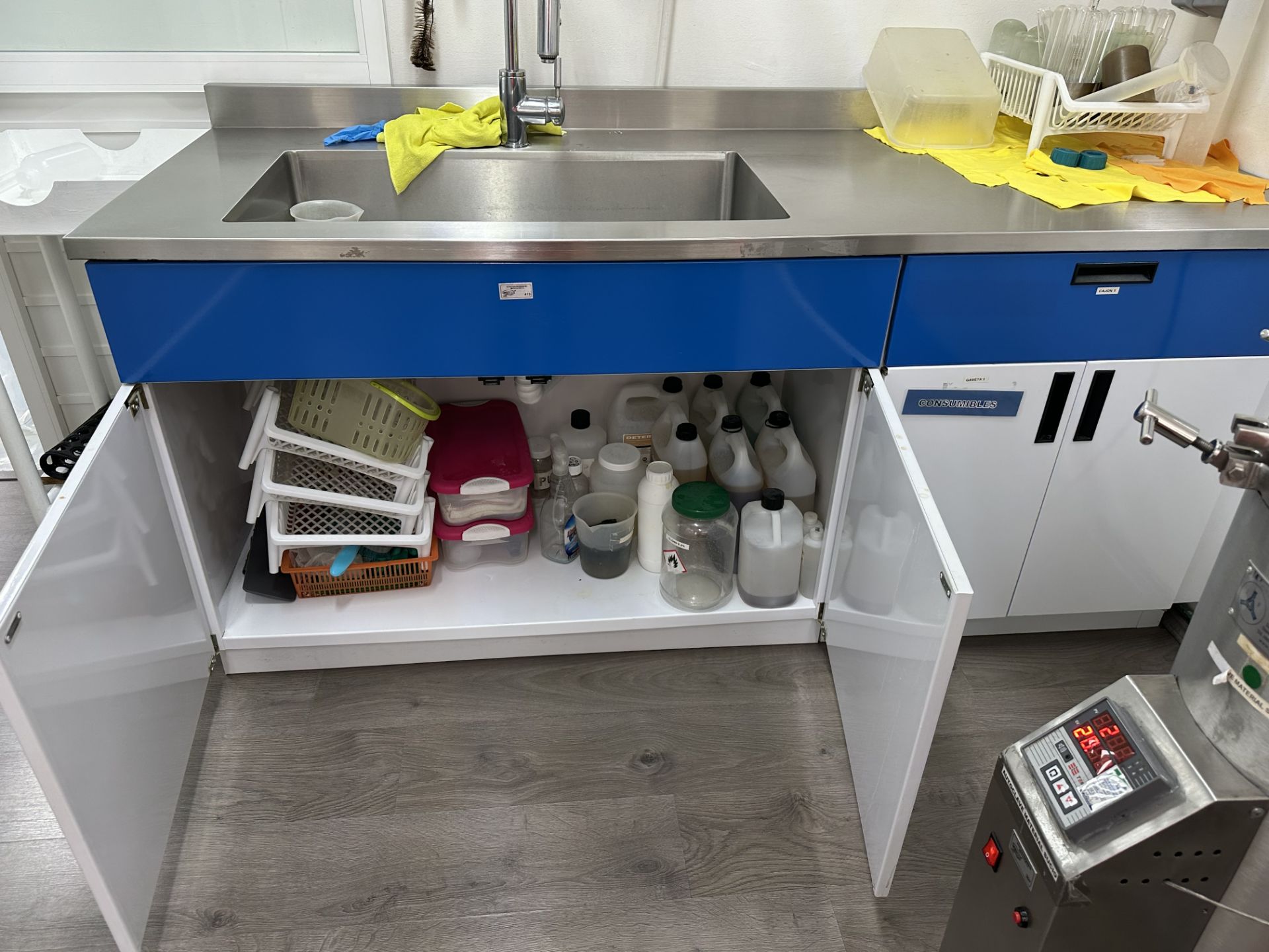 1 laboratory cabinet with stainless steel cover and sink, measures approximately 2.0 x 0.76 x 0.90 - Image 4 of 13