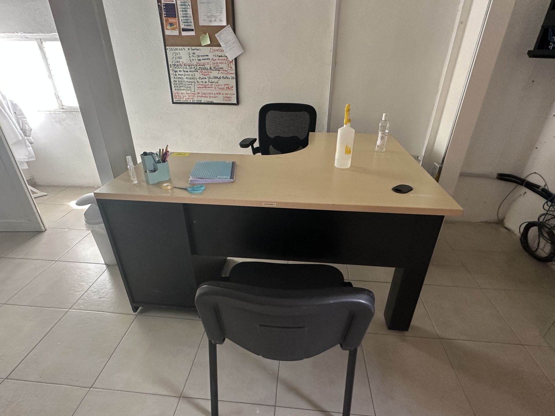 Lot of office furniture includes: 1 L-shaped desk in beige wood measuring approximately 1.50 x 1.20 - Image 9 of 23