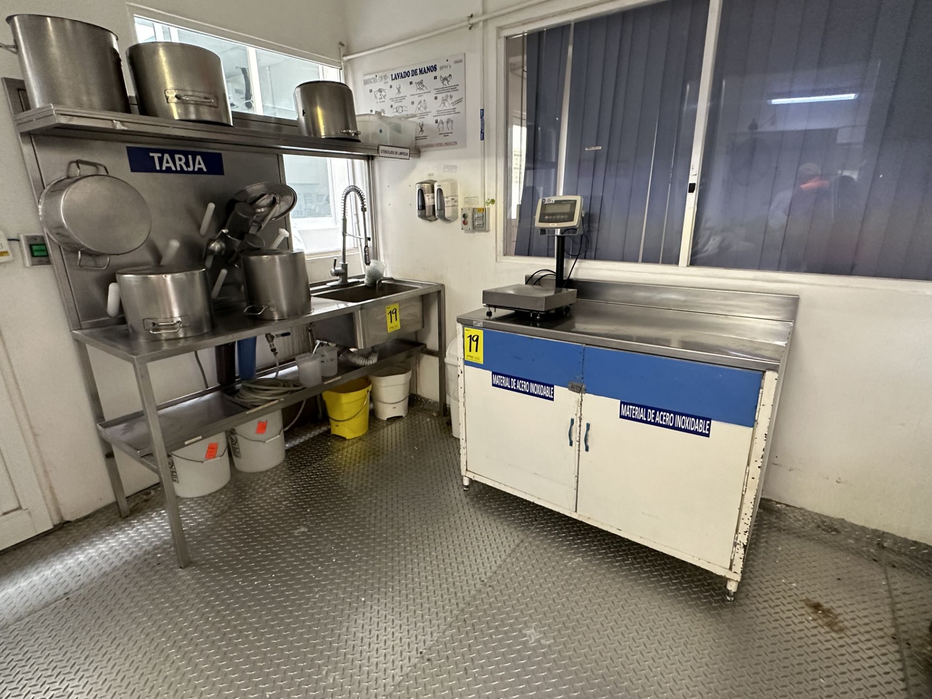 1 Laboratory cabinet with 2 doors with stainless steel cover measures approximately 1.20 x 0.60 x 0