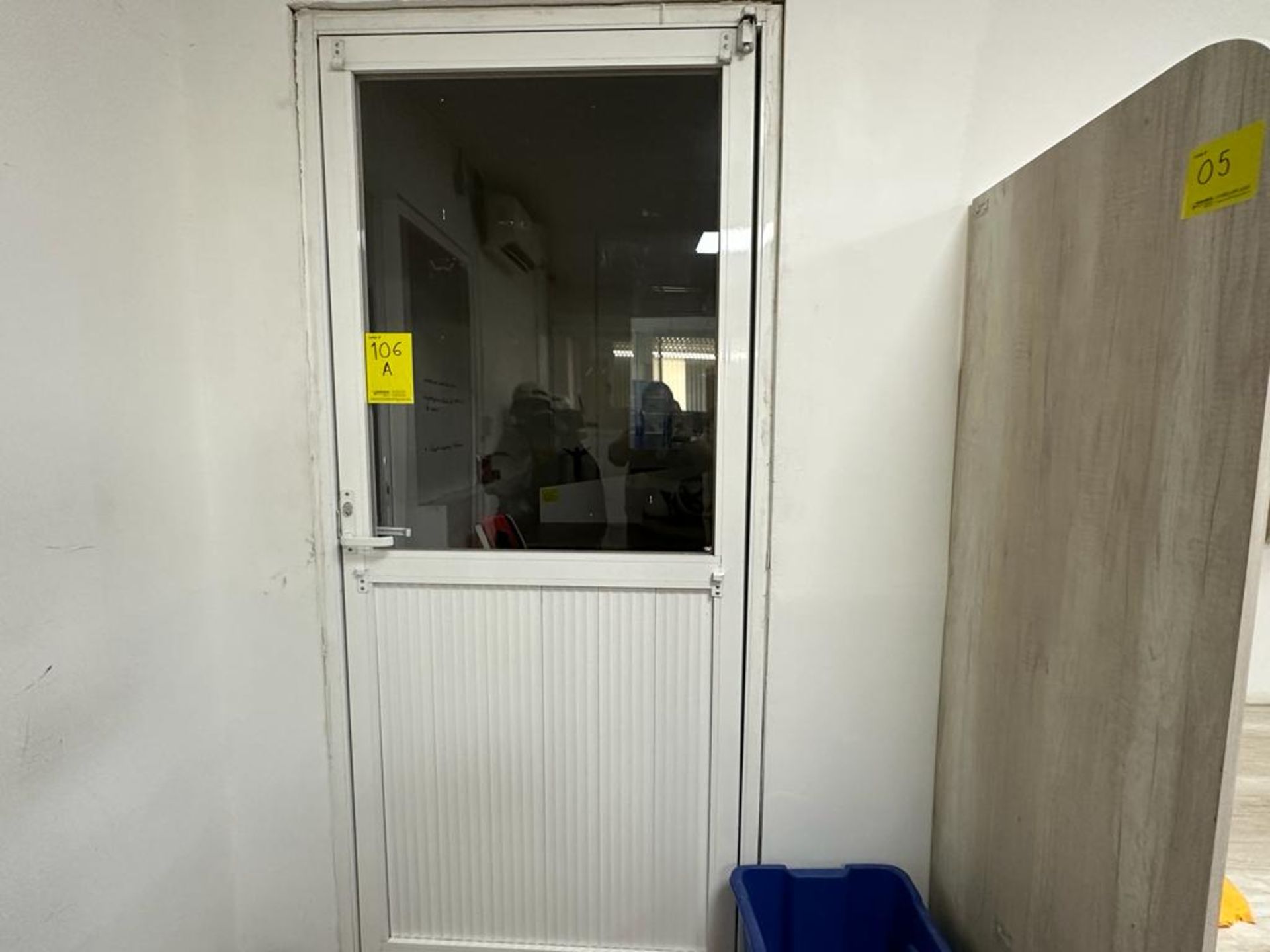 Lot consists of: 1 aluminum window with glass measures approximately 1.47 x 1.10 m; 1 aluminum - Image 5 of 8