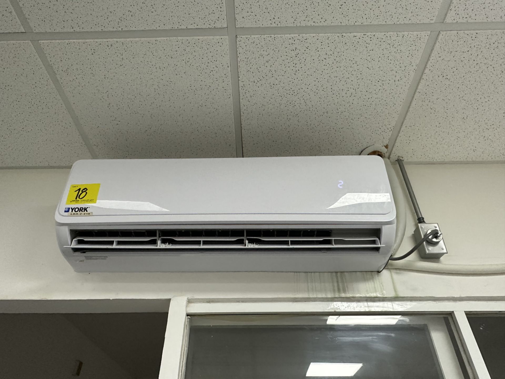 Lot of 3 minisplit air conditioners: 1 Carrier Air Conditioner, Model ND, ND Series, includes conde - Image 6 of 15