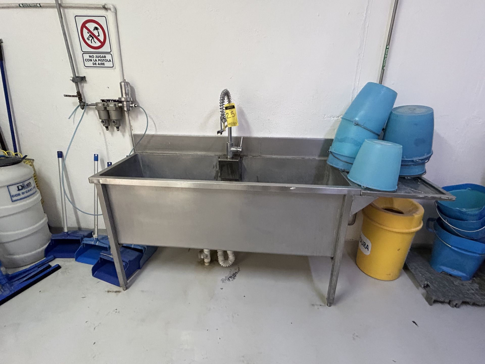 1 stainless steel sink, 2 x 0.60 m approx, includes water mixer, (without contents); includes 2 she - Image 2 of 14