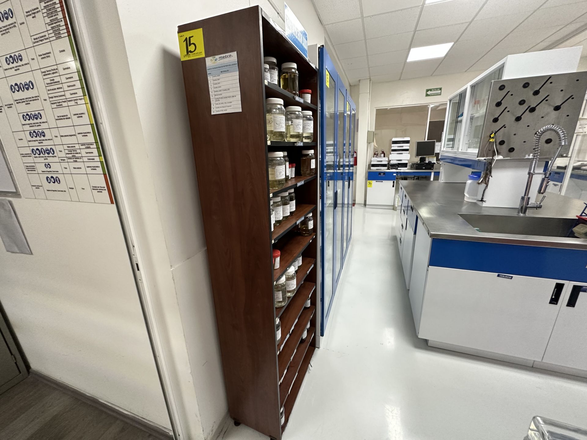 2 Laboratory storage cabinets with interchangeable shelves and glass doors measuring approx. 1.0 x - Image 3 of 9