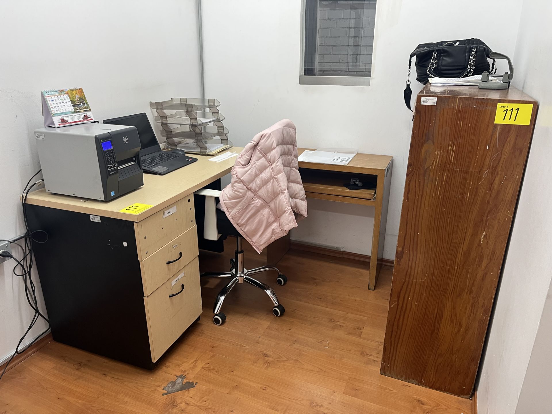 Lot of office furniture includes: 1 wooden desk with file cabinet measures approximately 1.20 x 0.6