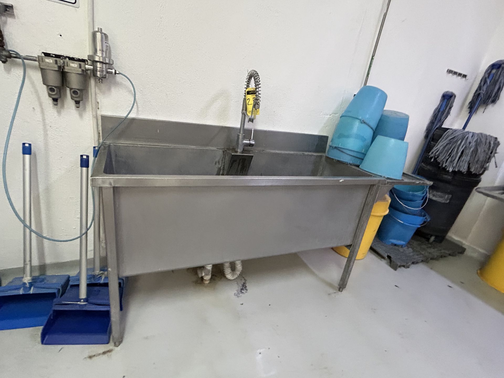 1 stainless steel sink, 2 x 0.60 m approx, includes water mixer, (without contents); includes 2 she - Image 6 of 14