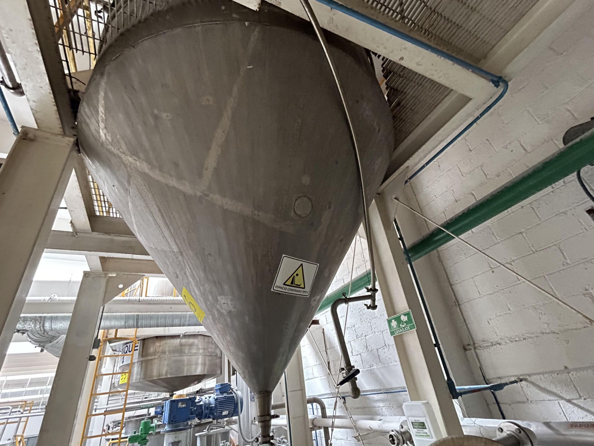 Stainless steel tank AISI-304 conical with measures of 2.80 m high x 2.50 m diameter approx. / Tanq - Image 2 of 5