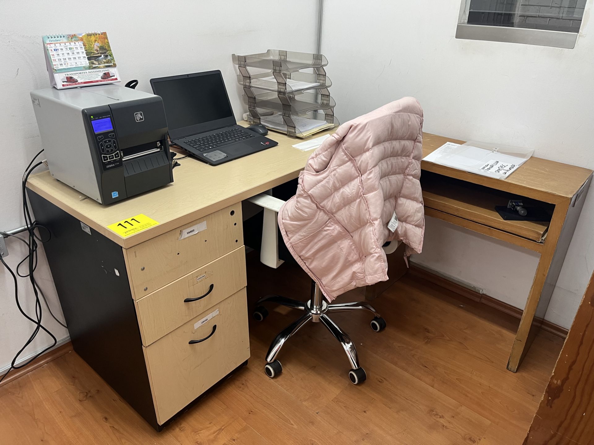 Lot of office furniture includes: 1 wooden desk with file cabinet measures approximately 1.20 x 0.6 - Image 2 of 15