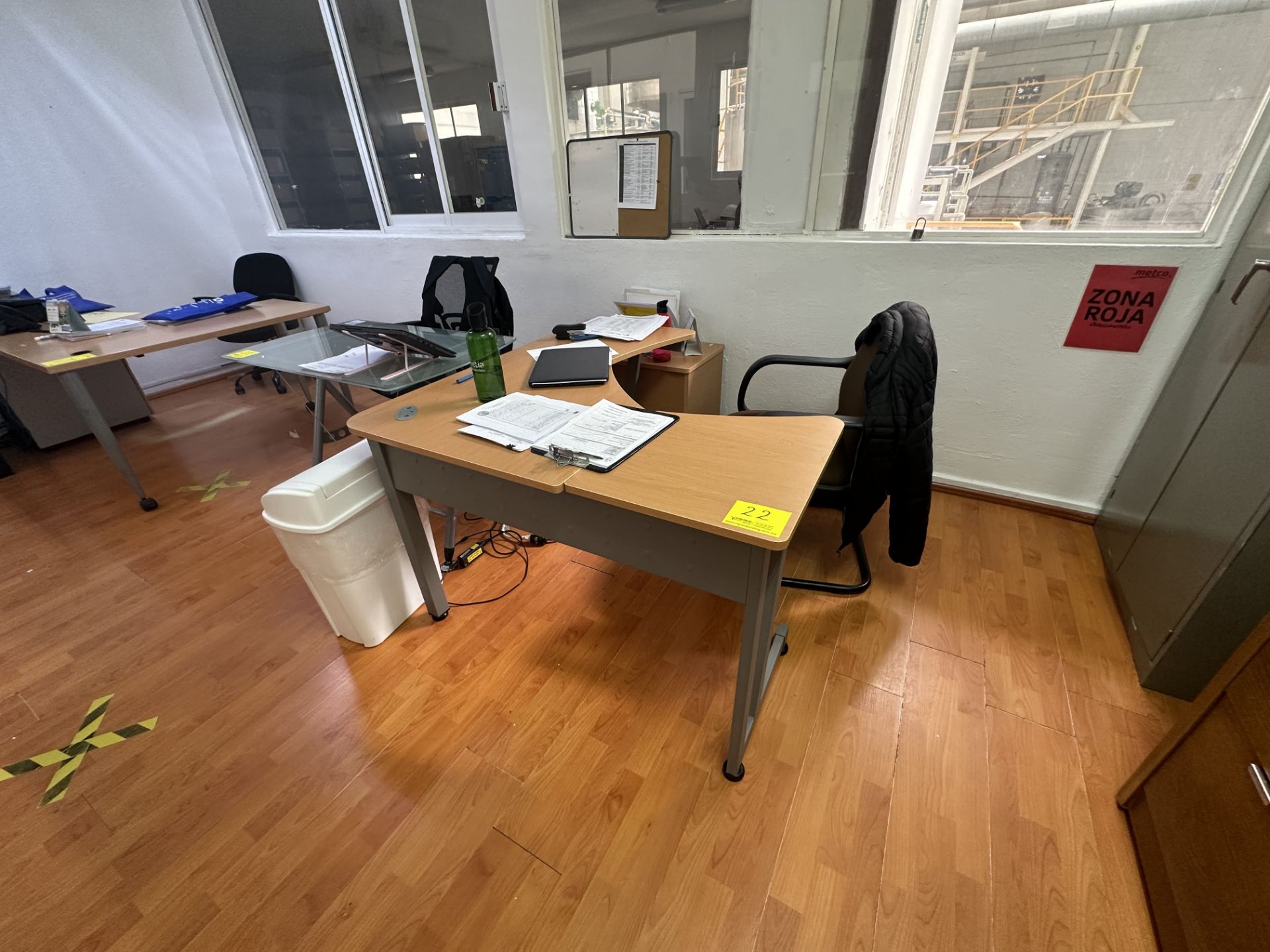 Lot of office furniture includes: 1 Wooden desk with glass cover approx. 1.50 x 0.90 x 73 m; 1 Wood - Image 24 of 37