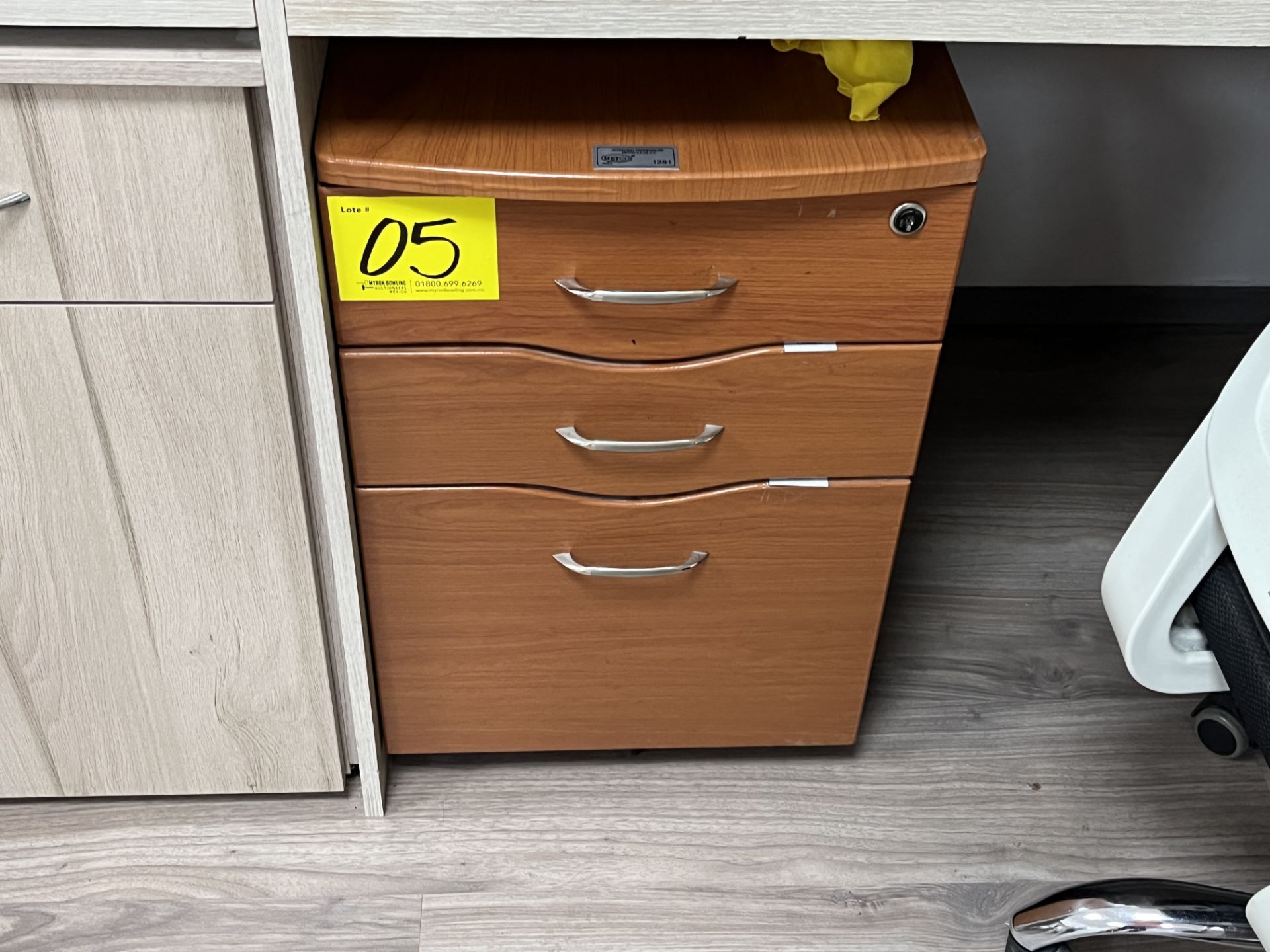 Lot of office furniture includes: 1 wooden furniture in "U" with 7 workstations with shelf and fili - Image 10 of 24