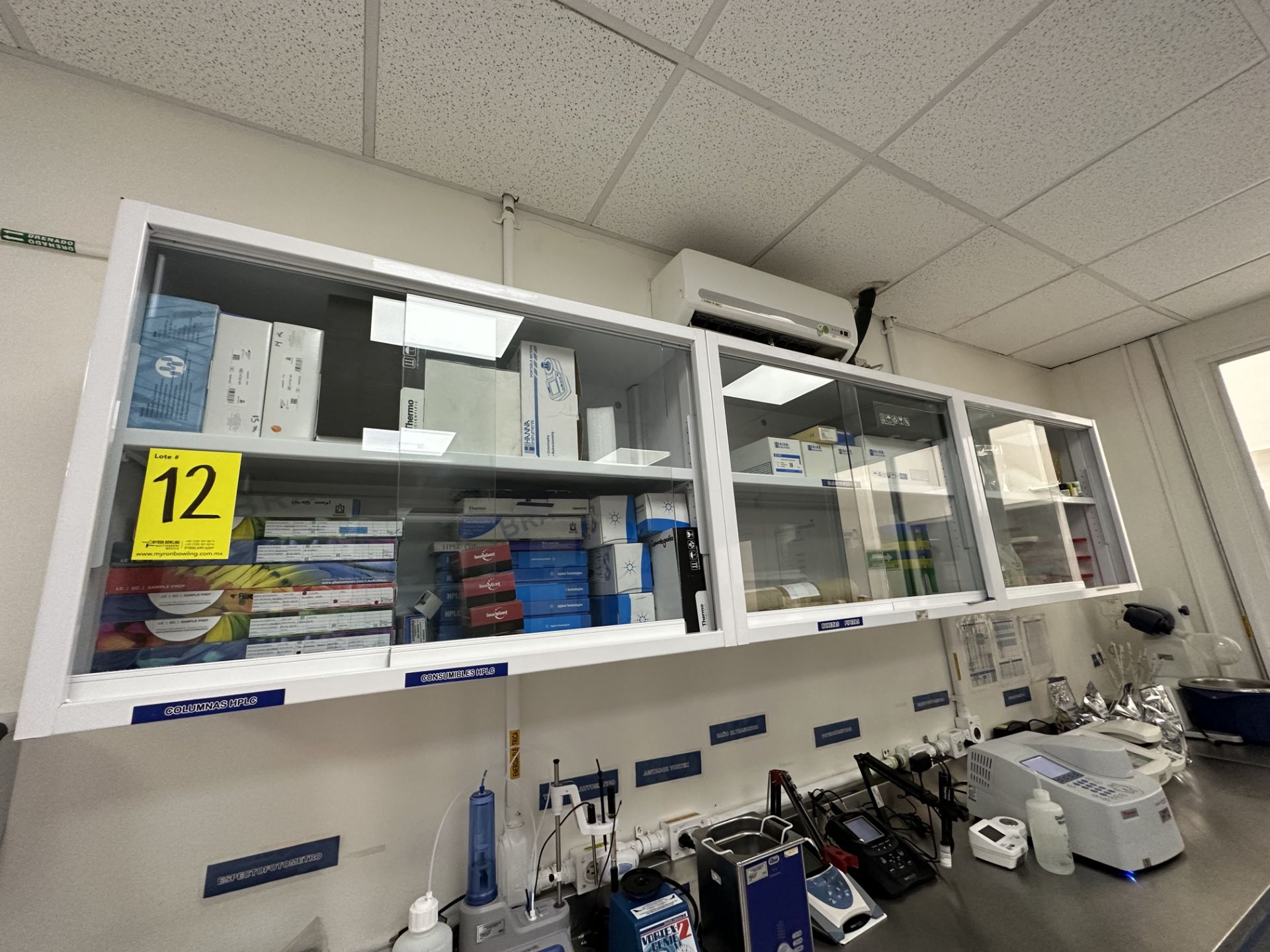 1 laboratory corner cabinet with stainless steel cover measures approximately 3.87 x 2.65 x 0.90 m; - Image 10 of 12