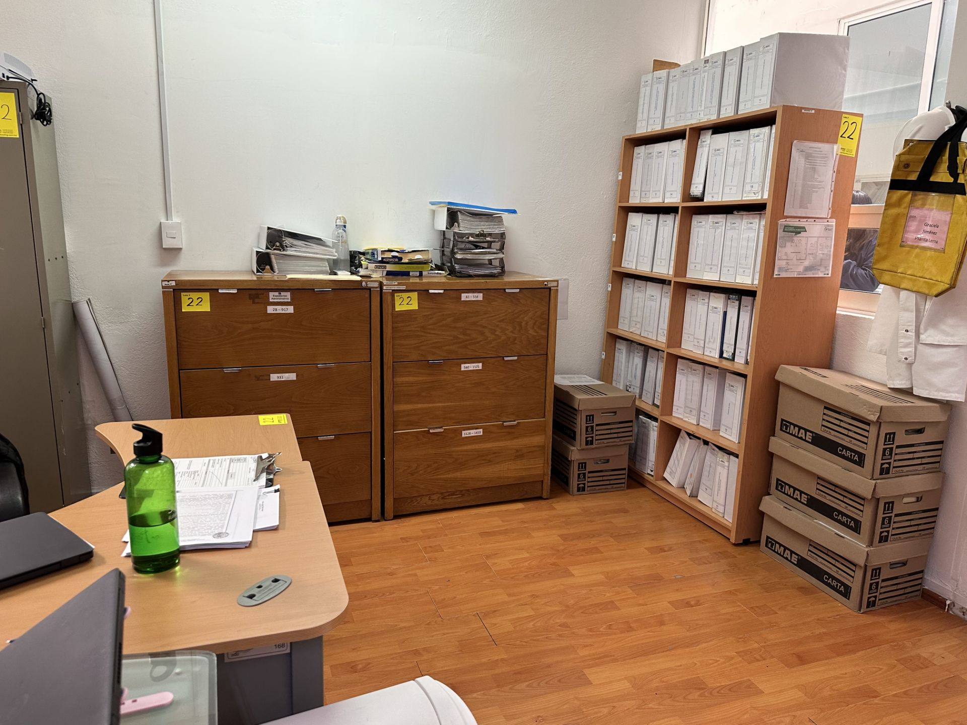 Lot of office furniture includes: 1 Wooden desk with glass cover approx. 1.50 x 0.90 x 73 m; 1 Wood - Image 35 of 37
