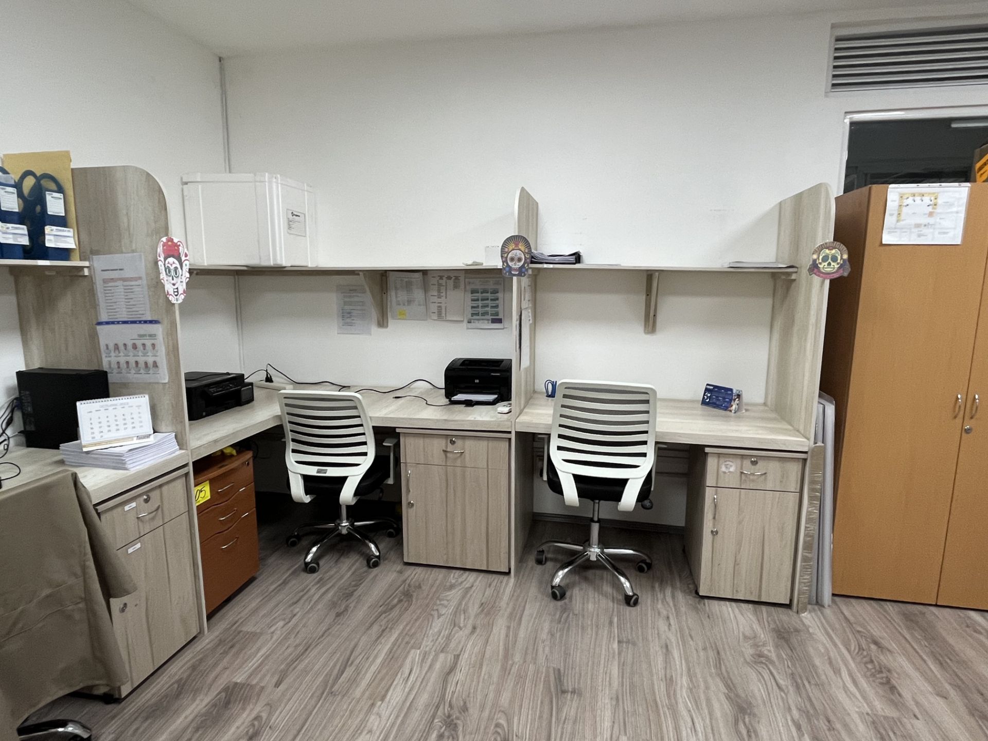 Lot of office furniture includes: 1 wooden furniture in "U" with 7 workstations with shelf and fili - Image 7 of 24