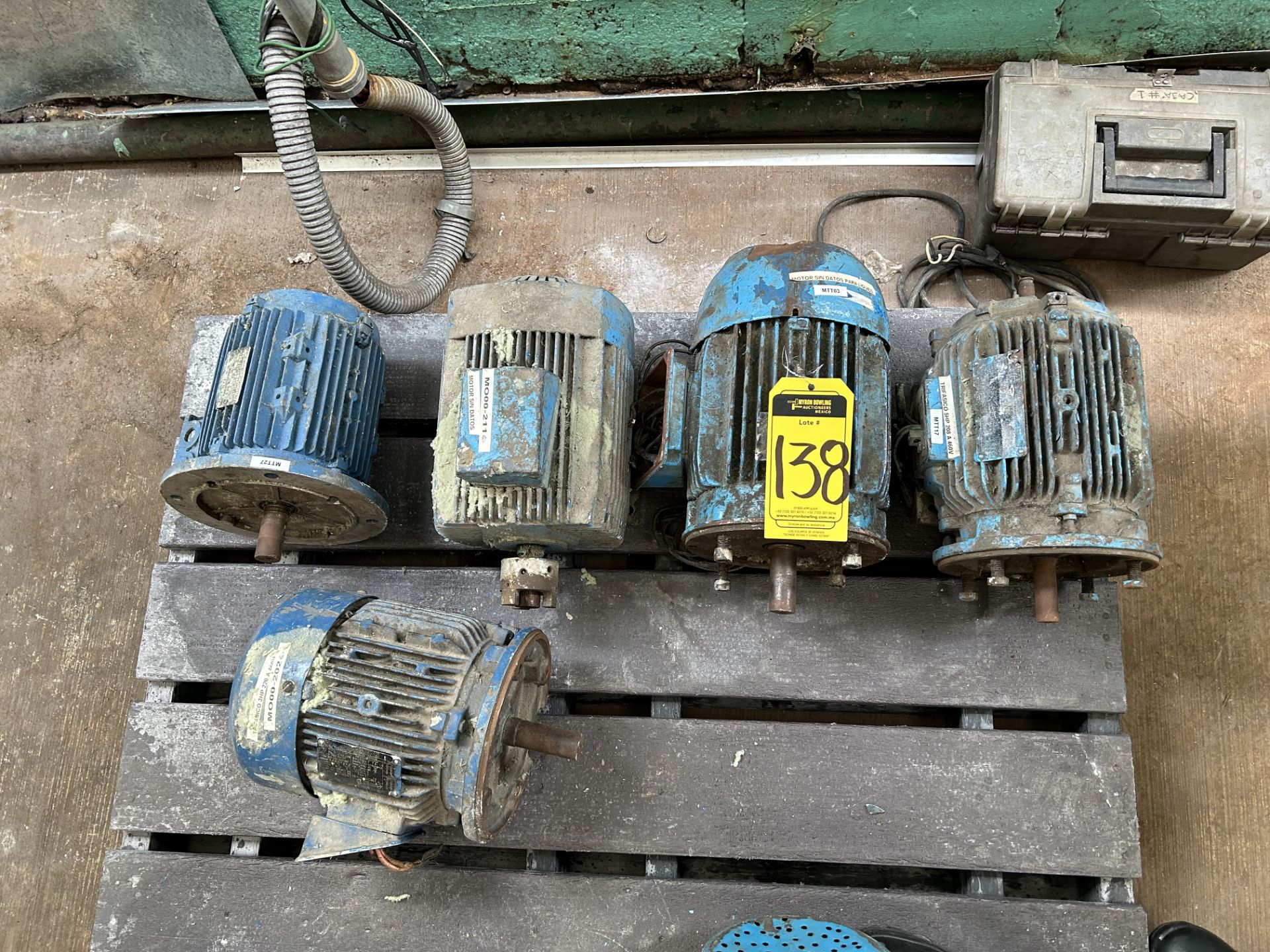 Lot of 5 motors of different capacities, please inspect. / Lote conformado por 5 motores de difere - Image 2 of 14