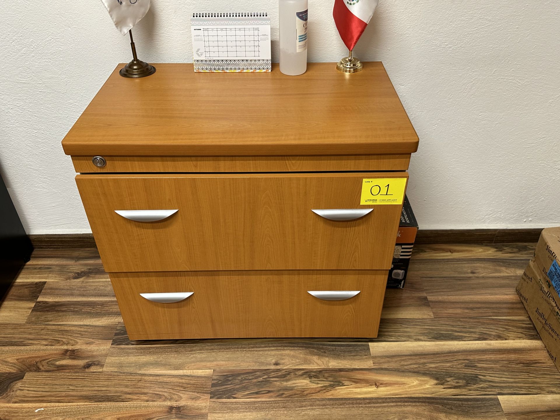 Lot of office furniture includes: 1 Desk in brown wood measures approximately 1.50 x 0.60 x 0.75 m; - Image 10 of 18