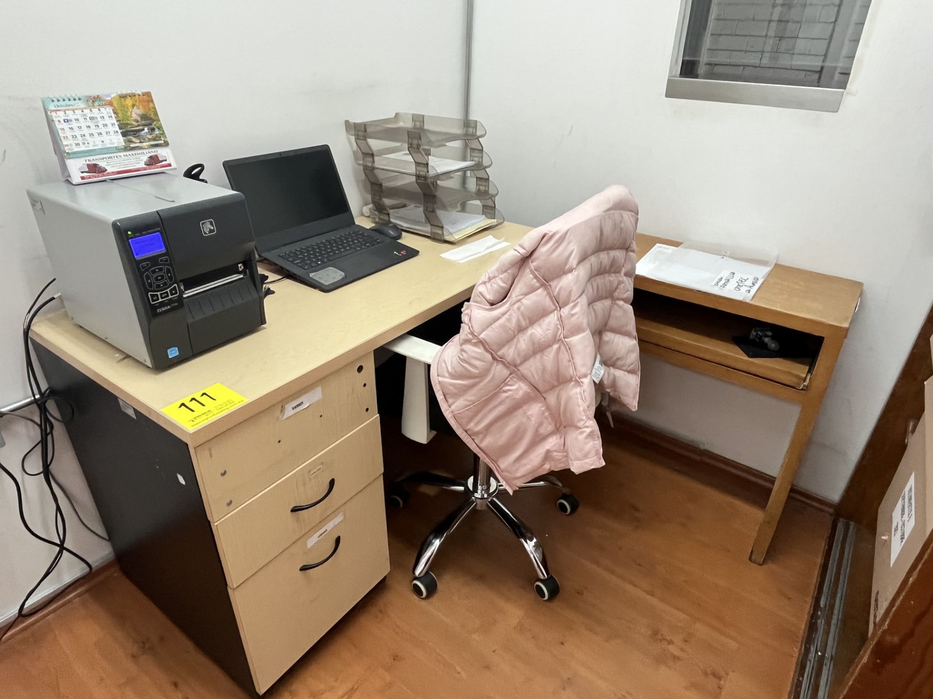 Lot of office furniture includes: 1 wooden desk with file cabinet measures approximately 1.20 x 0.6 - Image 4 of 15