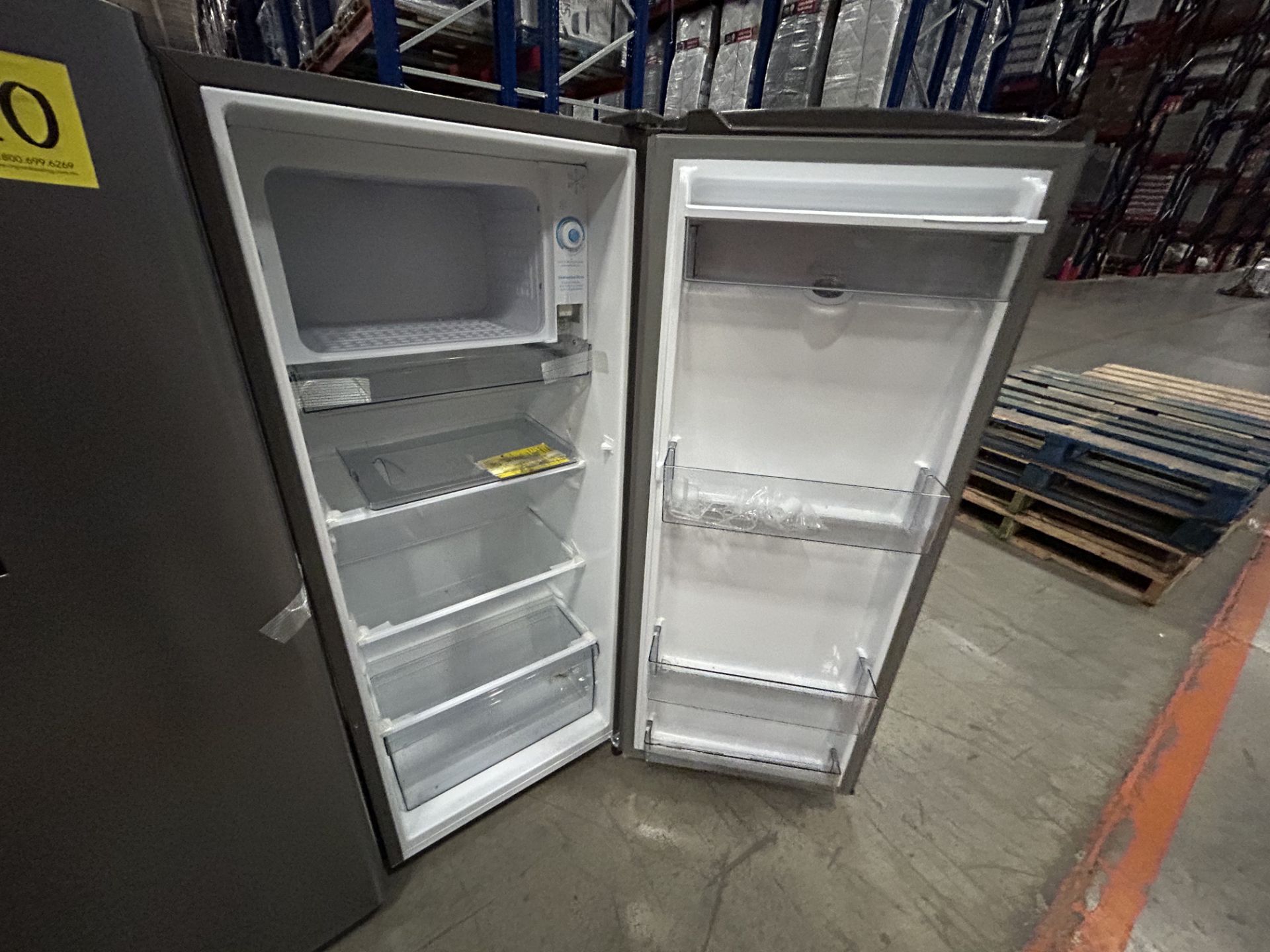 Lote de 2 Refrigeradores contiene: 1 Refrigerador con dispensador de agua Marca HISENSE, Modelo RR6 - Image 4 of 6