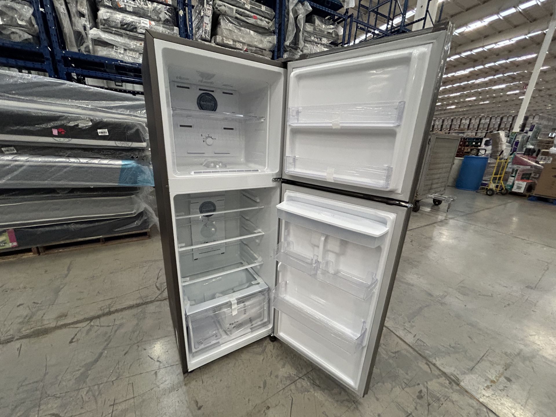 Lote de 2 Refrigeradores contiene: 1 Refrigerador con dispensador de agua Marca SAMSUNG, Modelo RT2 - Image 5 of 6