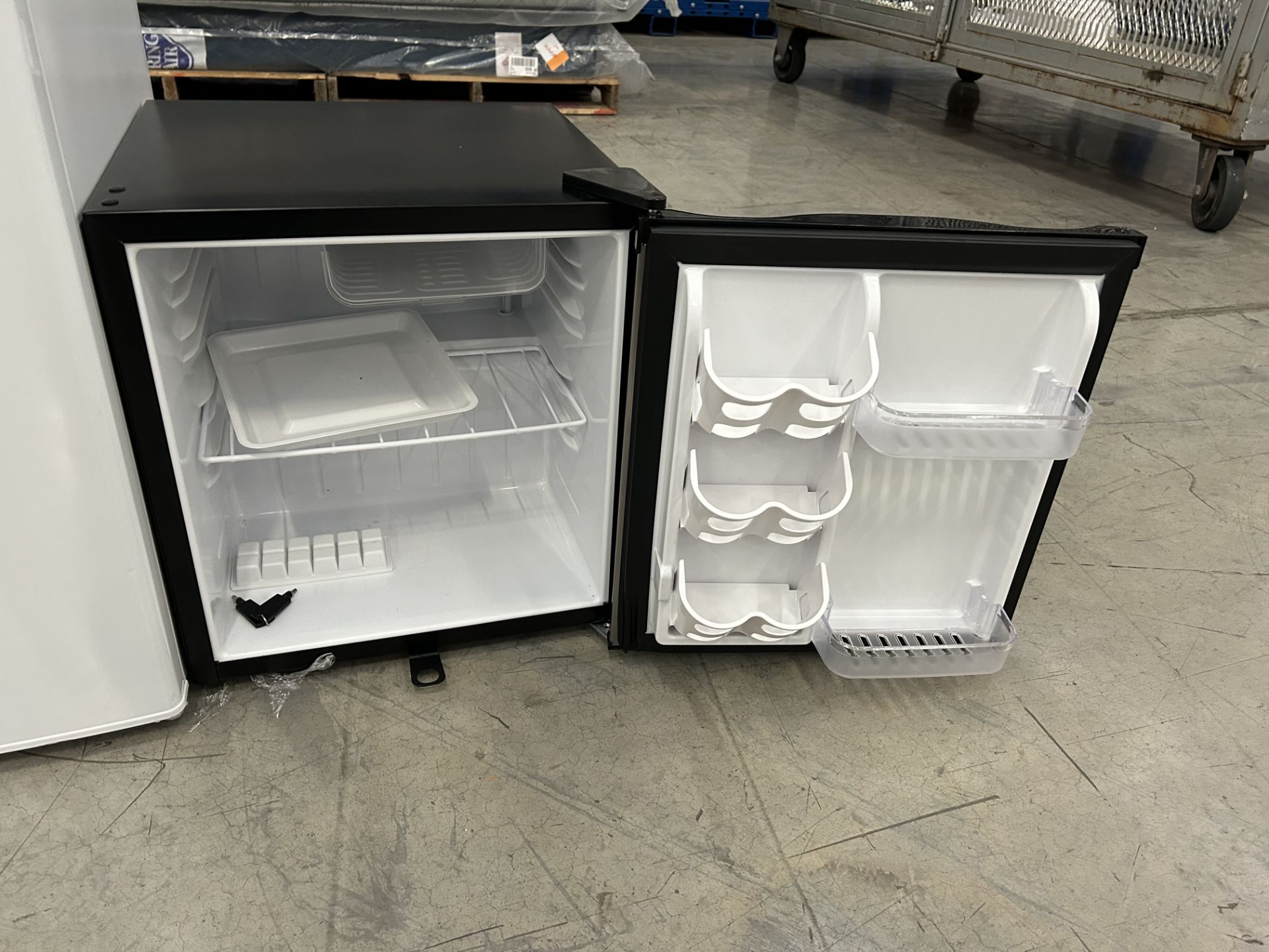 Lote de 1 Refrigerador Y 2 Frigobares contiene: 1 Refrigerador con dispensador de agua Marca ATVIO, - Image 4 of 7