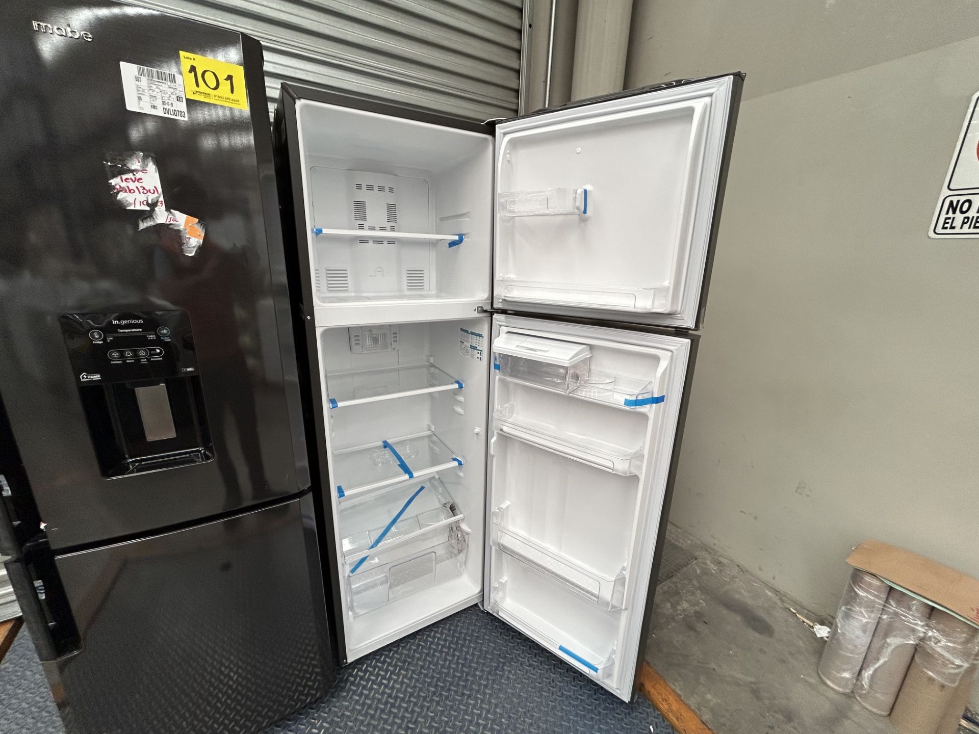 Lote de 2 Refrigeradores contiene: 1 Refrigerador con dispensador de agua Marca MABE, Modelo RMB300 - Image 4 of 6