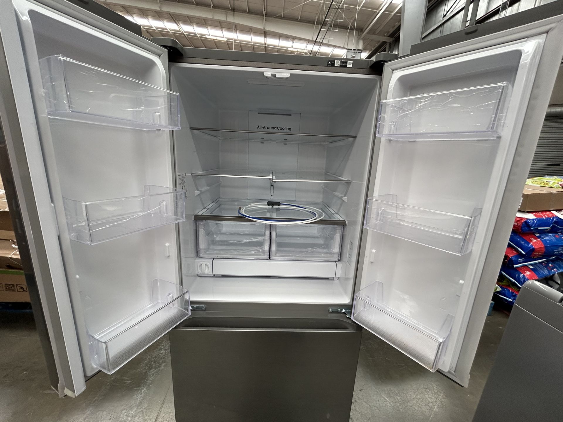 Lote de 1 Refrigerador Marca SAMSUNG, Modelo RF25C5151S9, Serie 800113D, Color GRIS (No se asegura - Image 4 of 6