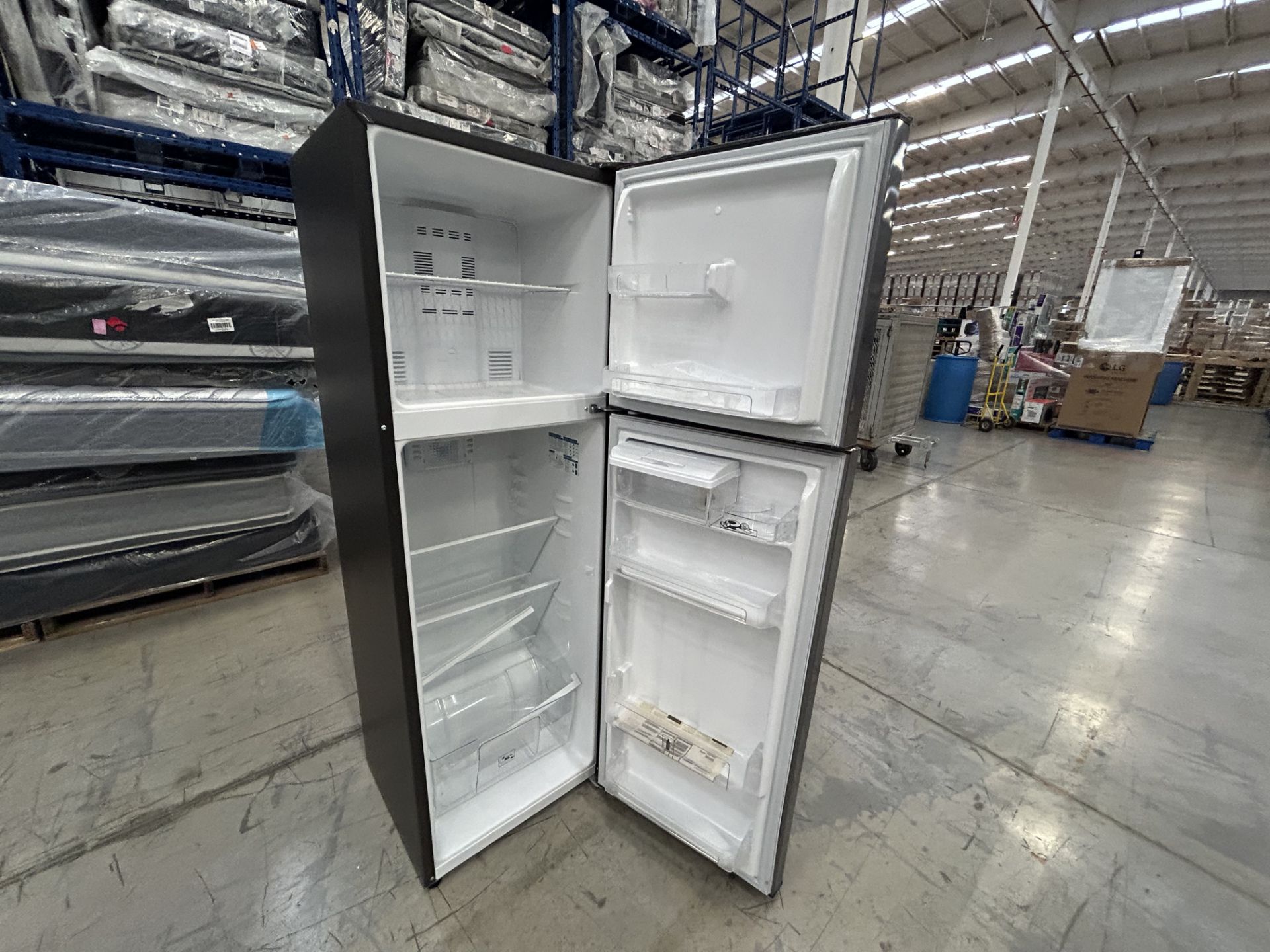 Lote de 2 Refrigeradores contiene: 1 Refrigerador con dispensador de agua Marca MABE, Modelo RMA250 - Image 5 of 6