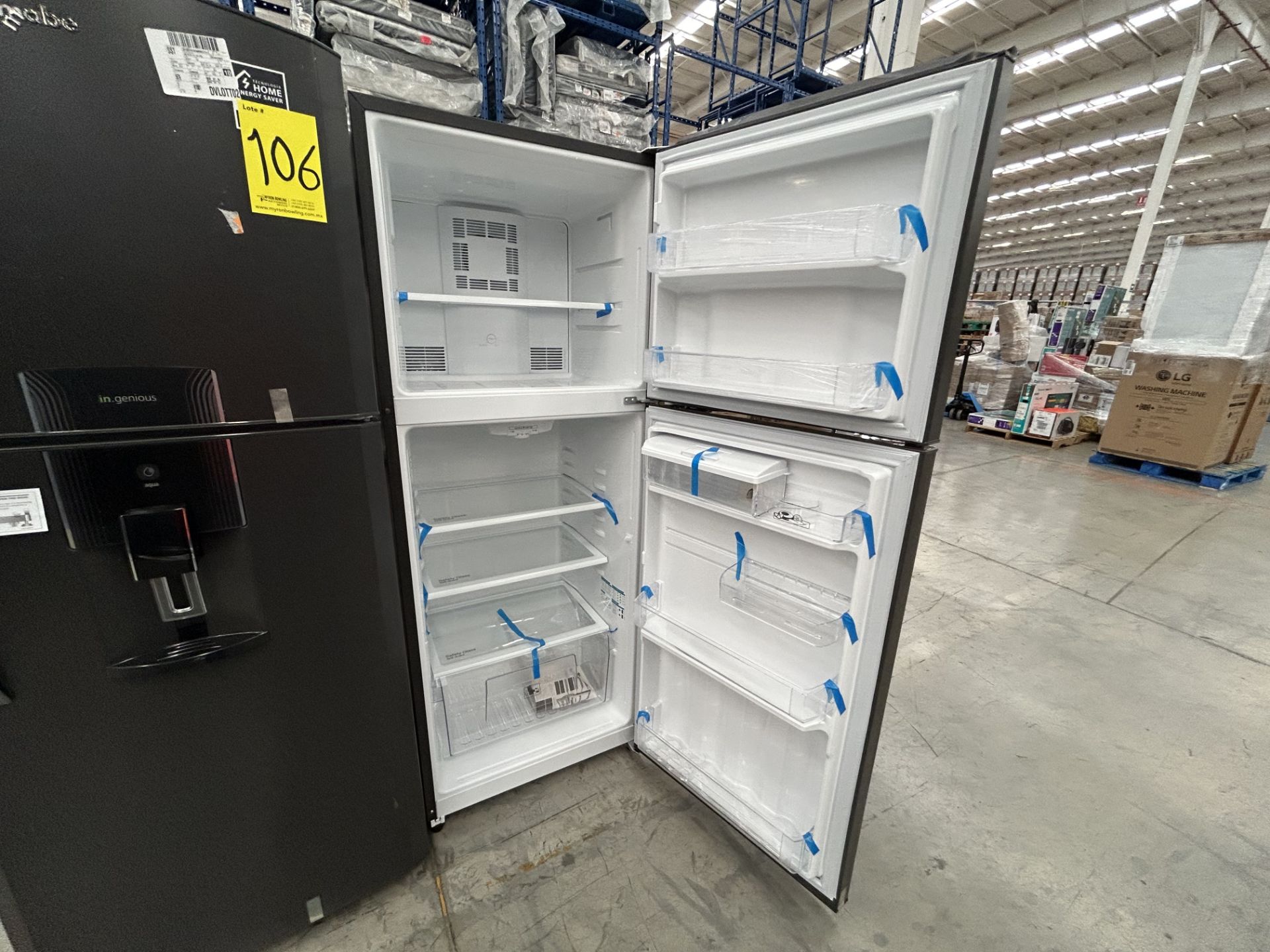 Lote de 2 Refrigeradores contiene: 1 Refrigerador con dispensador de agua Marca MABE, Modelo RME360 - Image 4 of 6