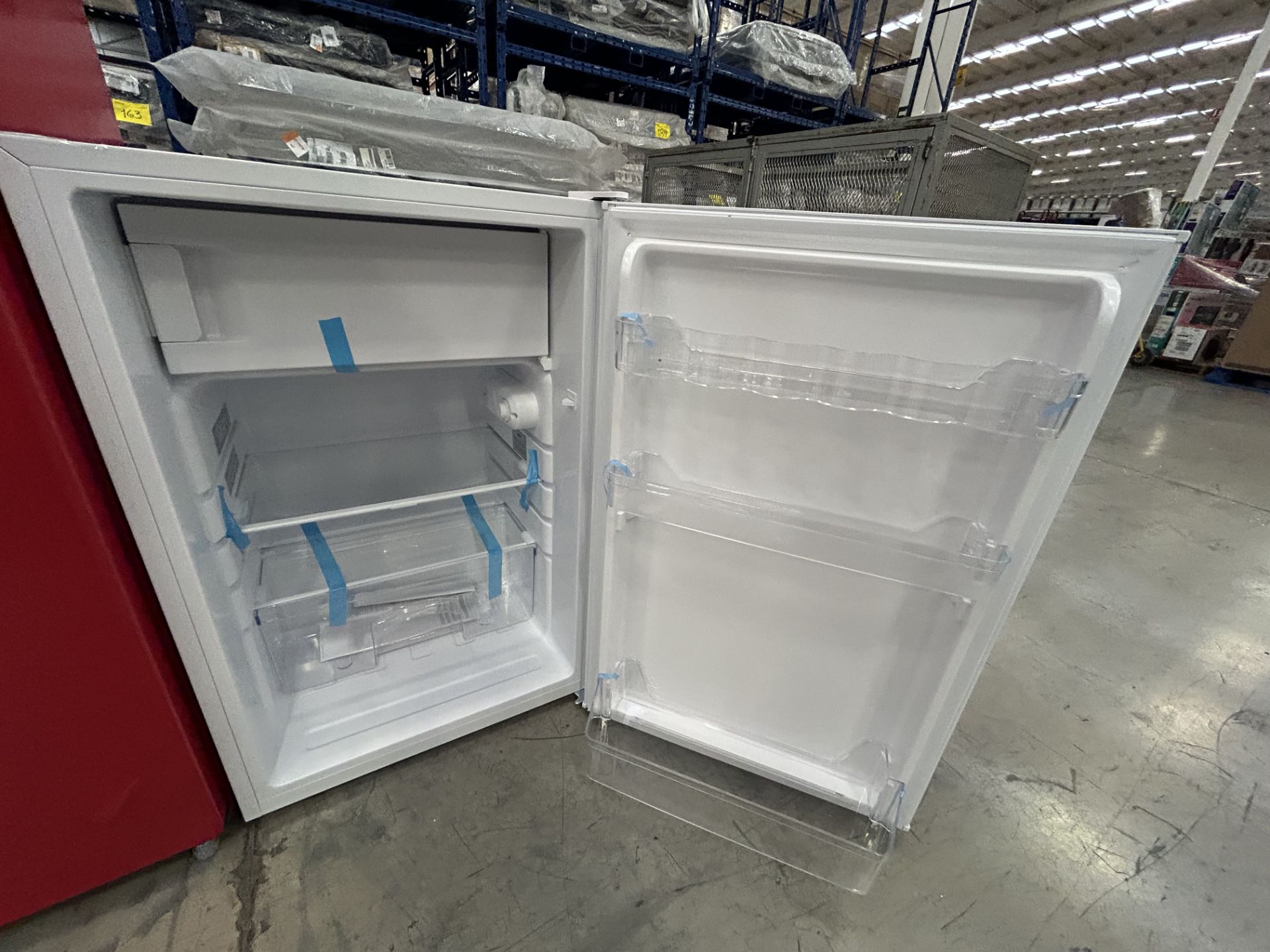 Lote de 1 Refrigerador Y 2 Frigobares contiene: 1 Refrigerador con dispensador de agua Marca ATVIO, - Image 5 of 7