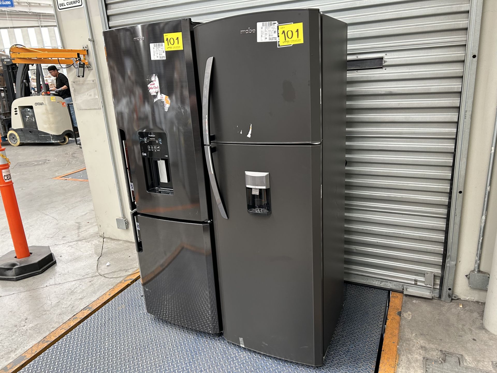 Lote de 2 Refrigeradores contiene: 1 Refrigerador con dispensador de agua Marca MABE, Modelo RMB300 - Image 2 of 6