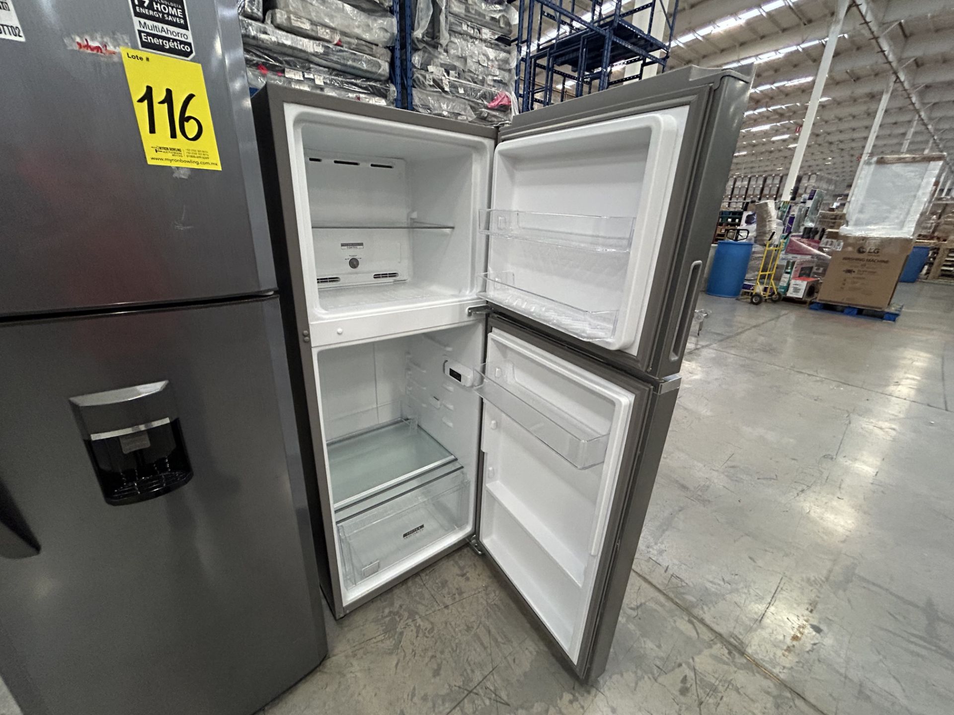 Lote de 2 Refrigeradores contiene: 1 Refrigerador con dispensador de agua Marca MABE, Modelo RMA250 - Image 4 of 6
