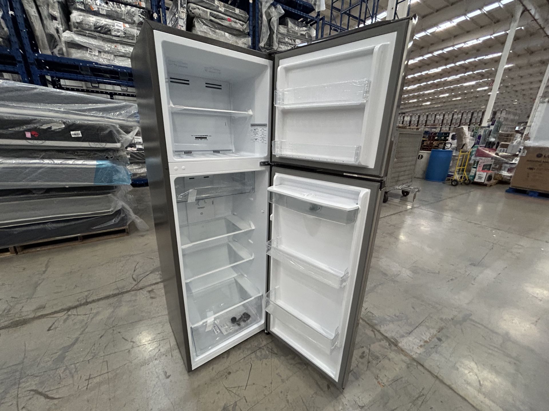 Lote de 2 Refrigeradores contiene: 1 Refrigerador con dispensador de agua Marca HISENSE, Modelo RT9 - Image 5 of 6