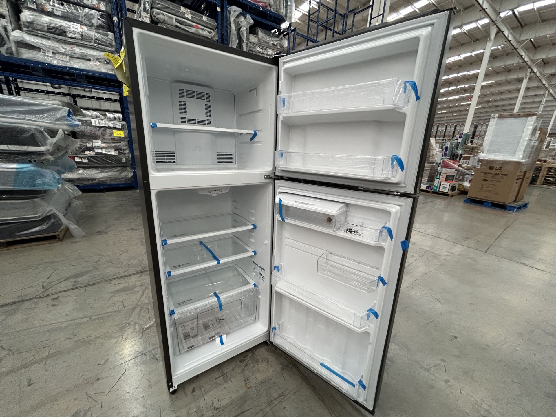 Lote de 2 Refrigeradores contiene: 1 Refrigerador con dispensador de agua Marca MABE, Modelo RME360 - Image 5 of 6