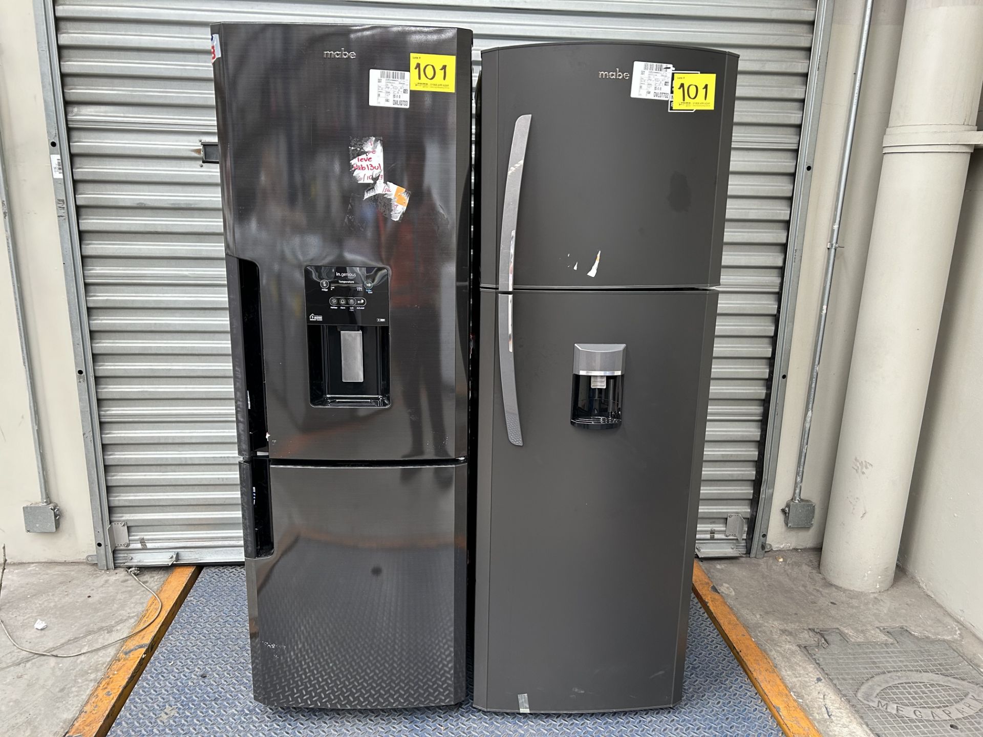 Lote de 2 Refrigeradores contiene: 1 Refrigerador con dispensador de agua Marca MABE, Modelo RMB300