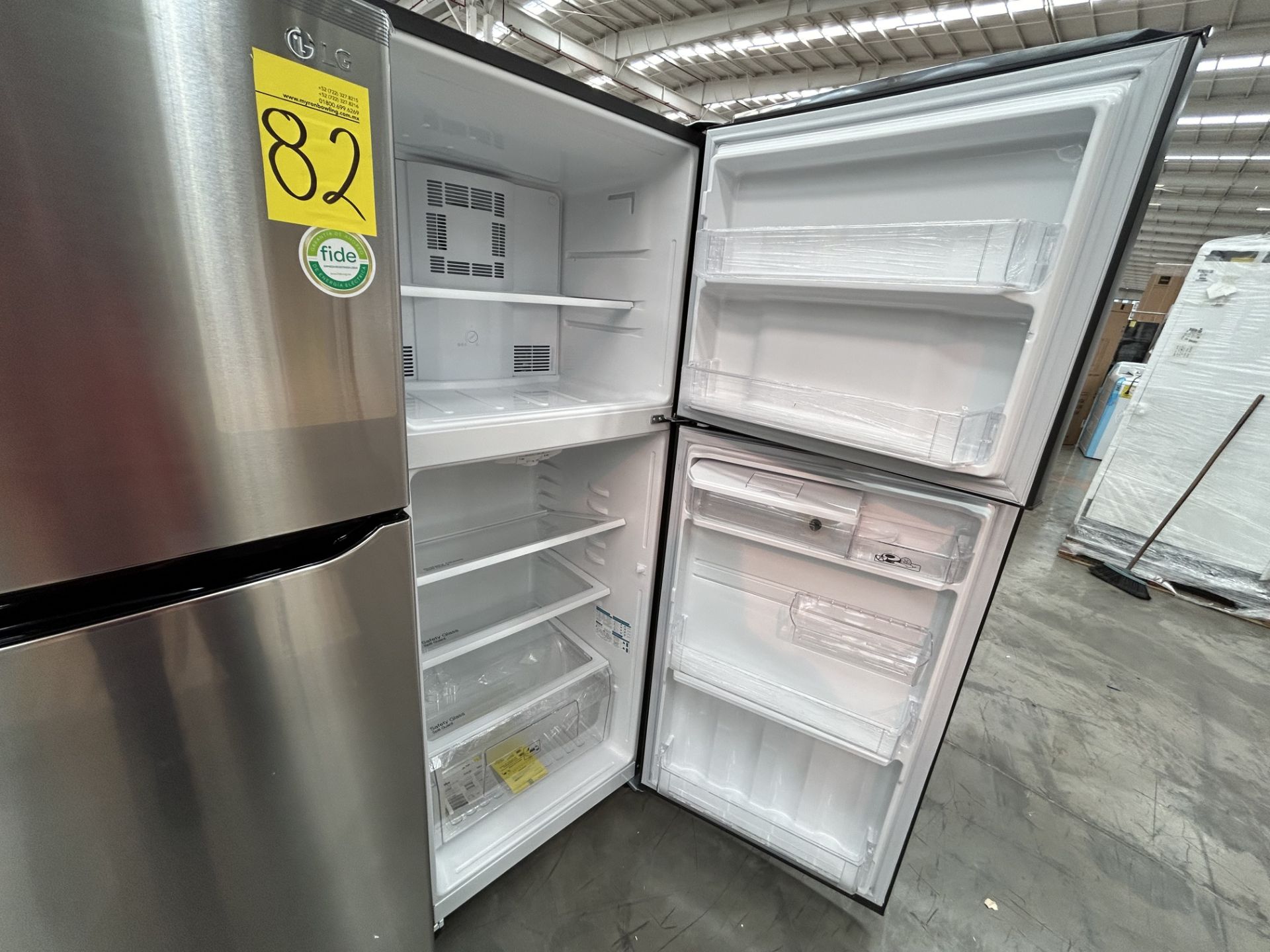 Lote de 2 Refrigeradores contiene: 1 Refrigerador con dispensador de agua Marca MABE, Modelo RME360 - Image 5 of 6