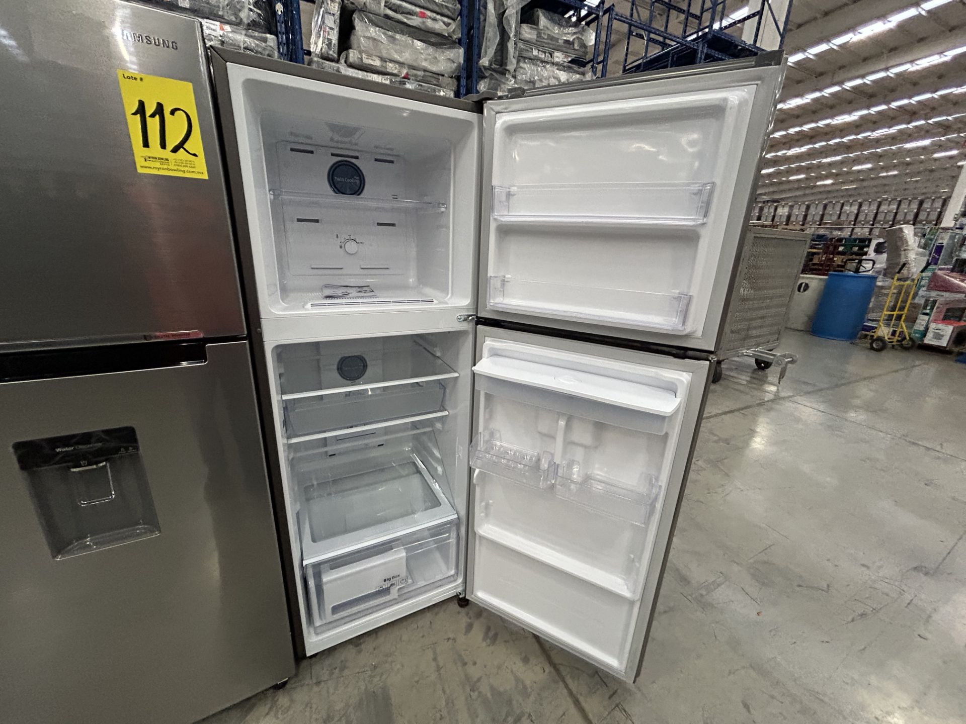 Lote de 2 Refrigeradores contiene: 1 Refrigerador con dispensador de agua Marca SAMSUNG, Modelo RT2 - Image 4 of 6