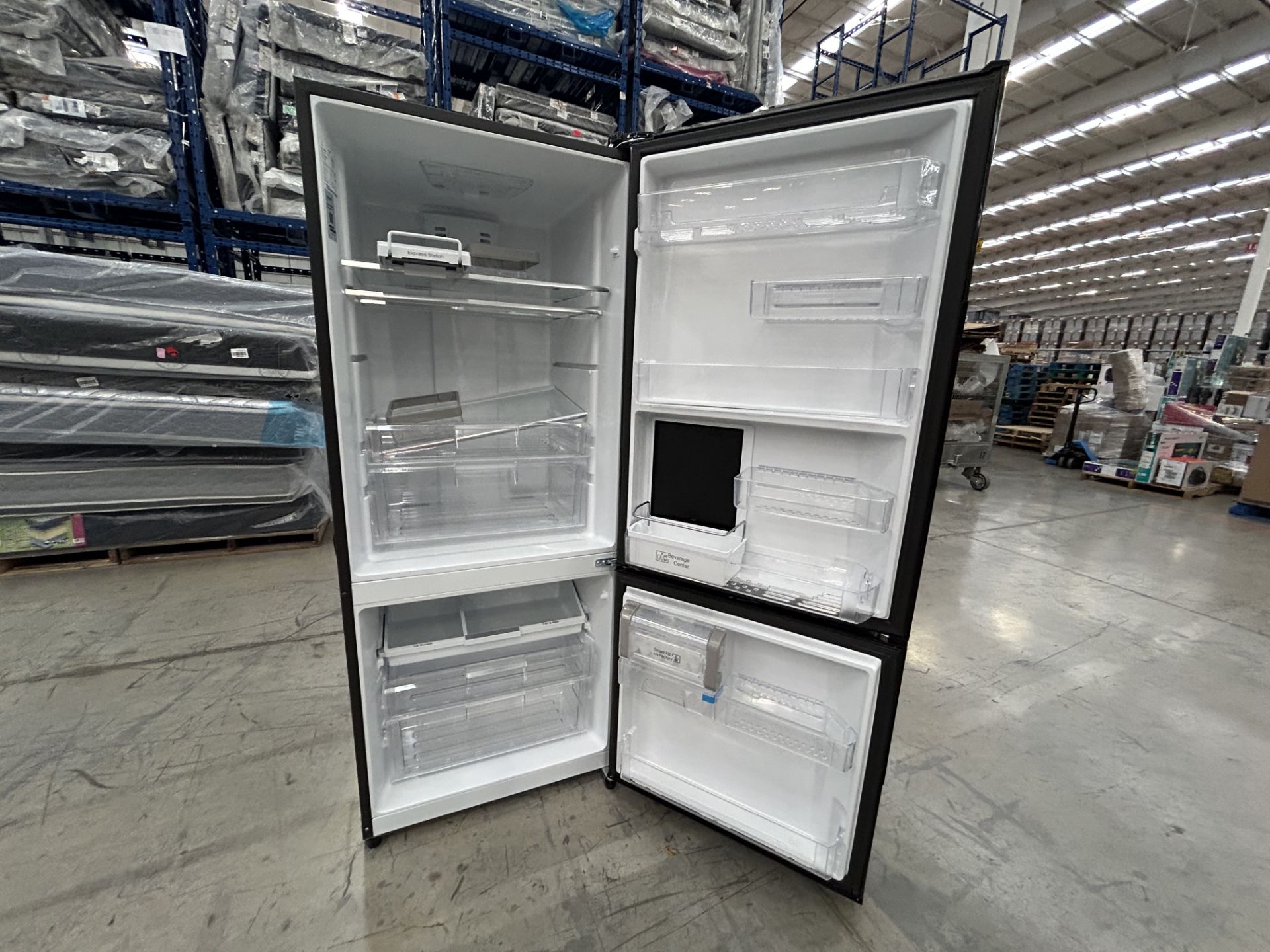 Lote de 1 Refrigerador con dispensador de agua Marca MABE, Modelo RMB520IWMRP, Serie 405981, Color - Image 4 of 5