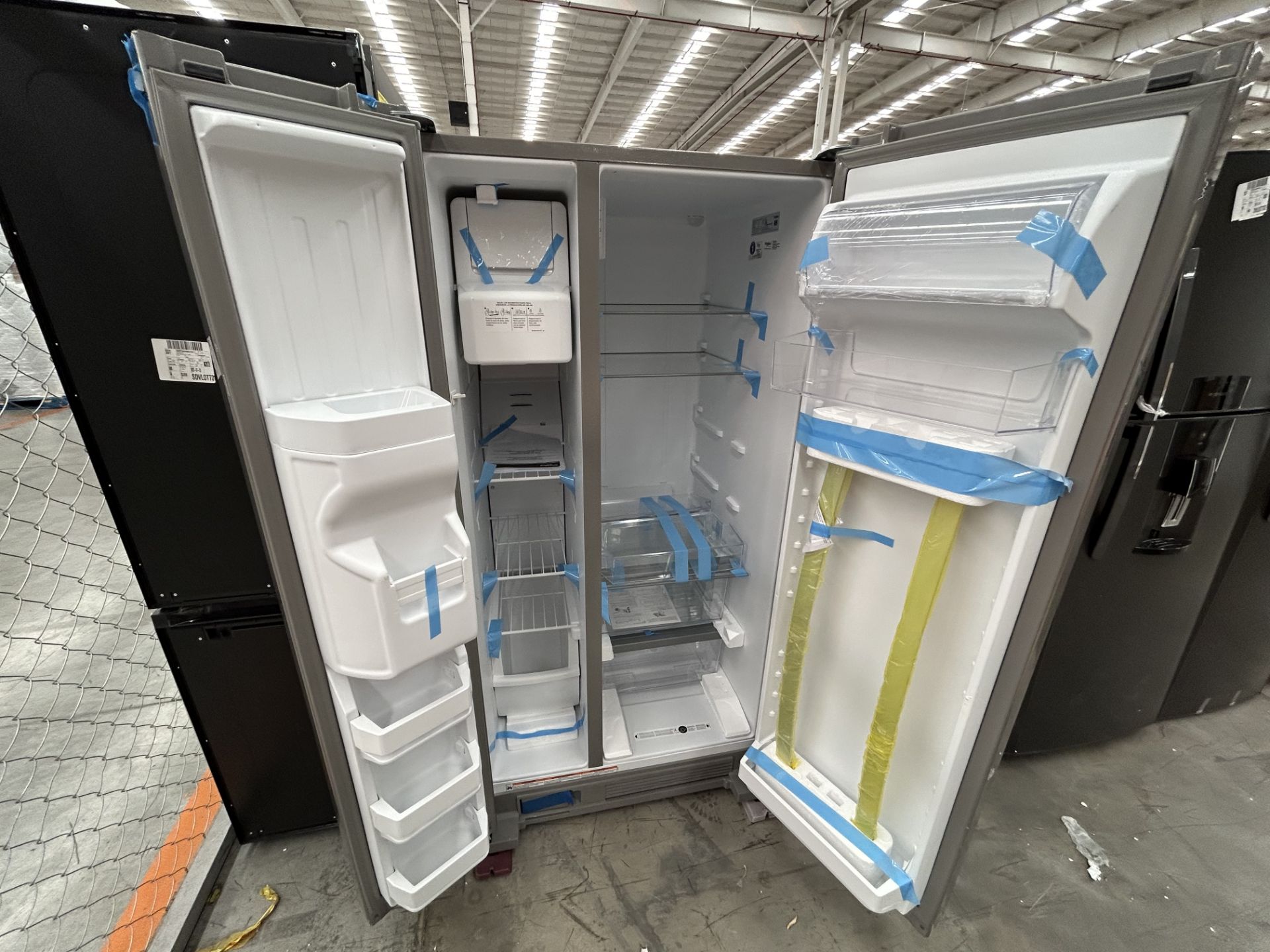 Lote de 1 Refrigerador con dispensador de agua Marca WHIRPOOL, Modelo WD2620S, Serie 704856, Color - Image 4 of 5