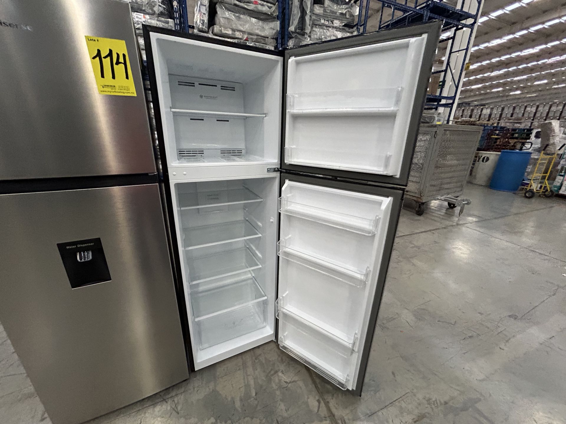 Lote de 2 Refrigeradores contiene: 1 Refrigerador con dispensador de agua Marca HISENSE, Modelo RT9 - Image 4 of 6