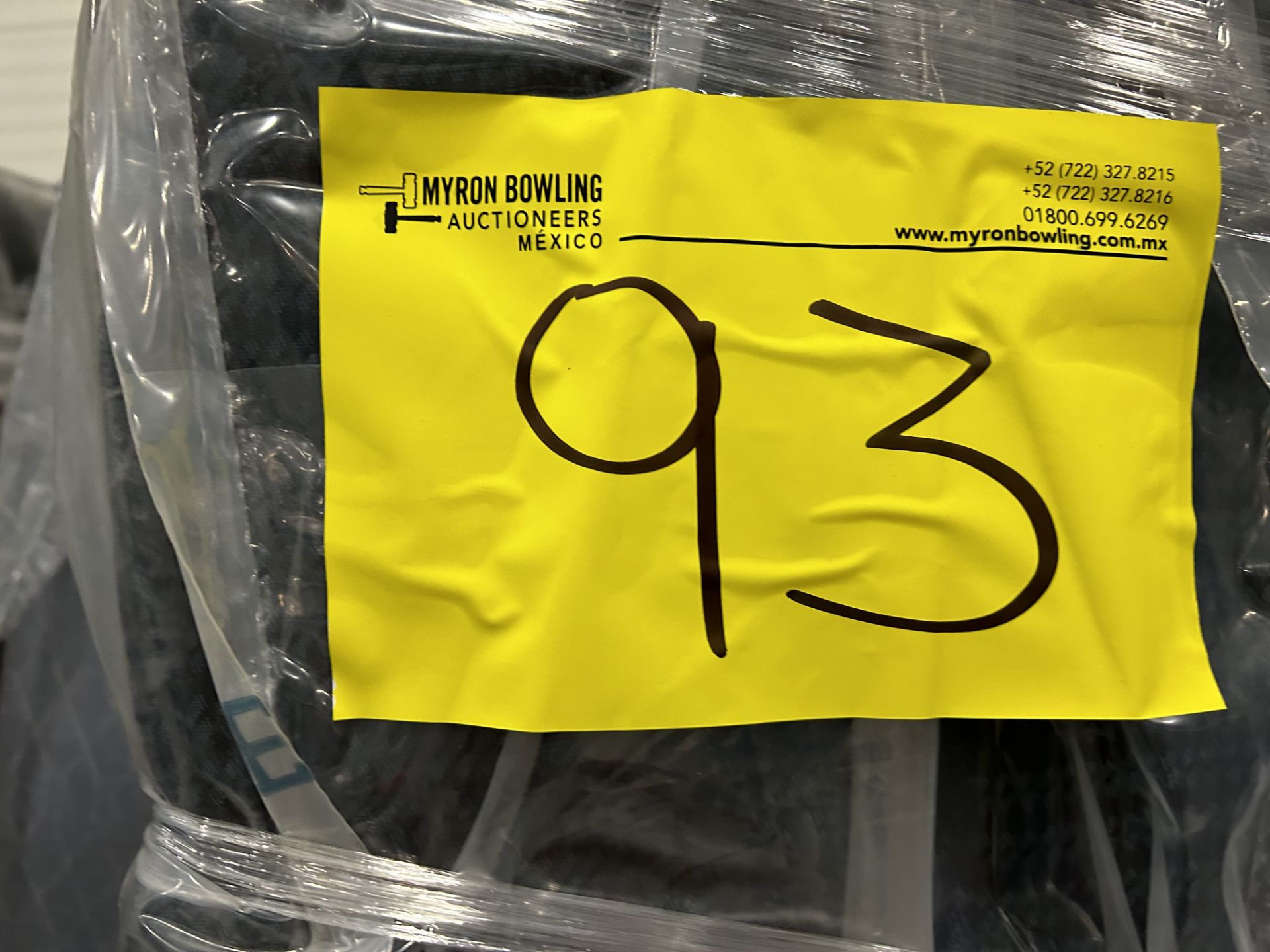 Lote de 13 piezas contiene: 2 colchones King Size Marca SEALY, RESTONIC, mas 2 bases tipo box; 2 co - Image 7 of 7